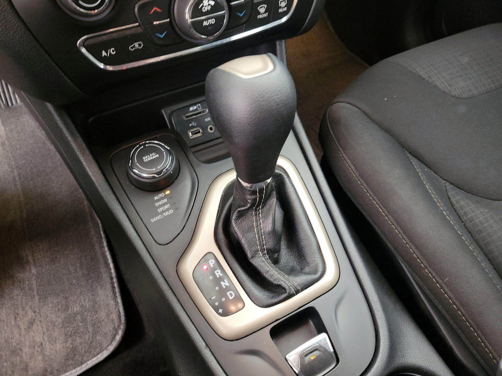 Thumbnail: 2016 Jeep Cherokee - 18