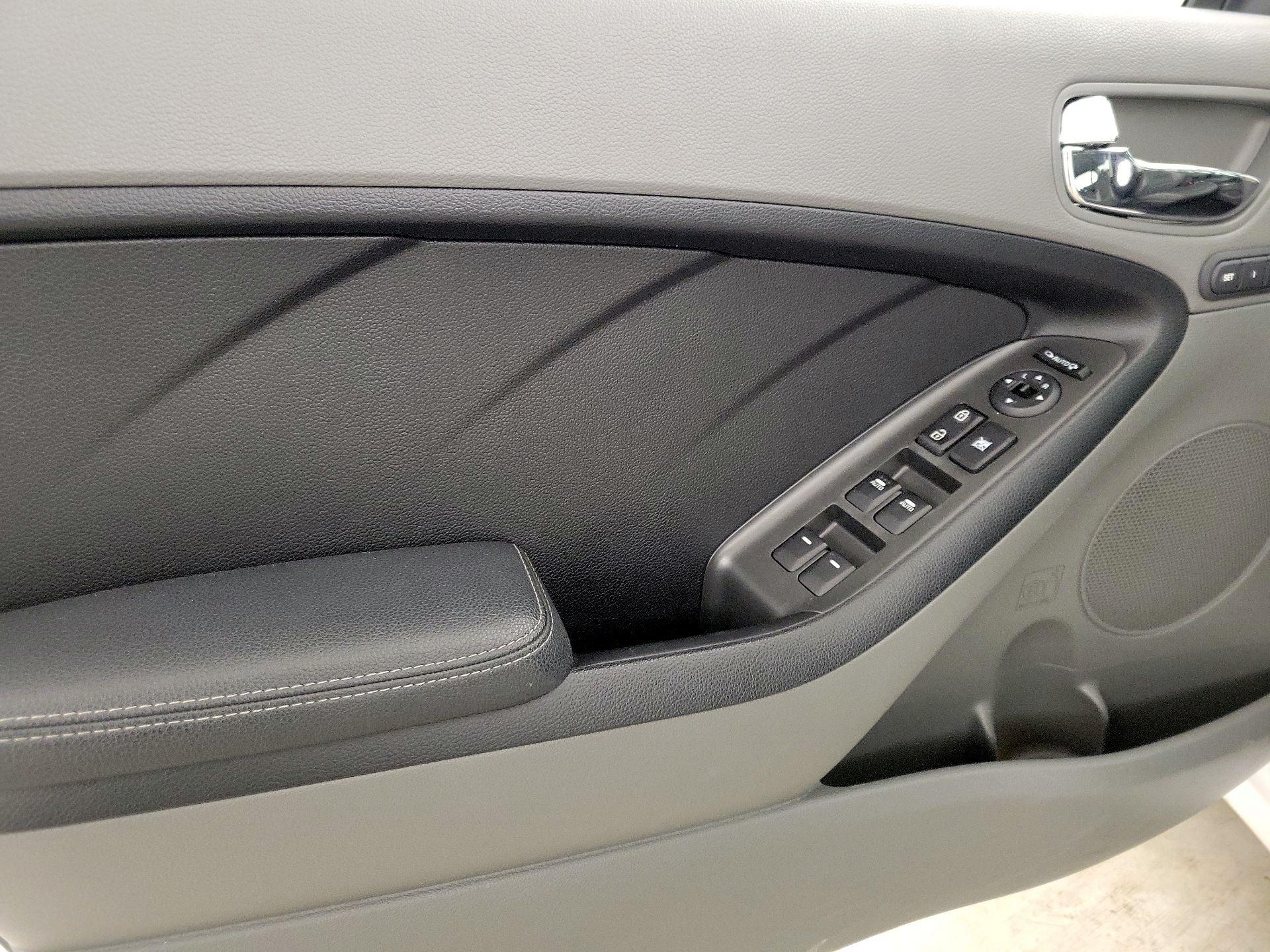 Thumbnail: 2017 Kia Forte - 12