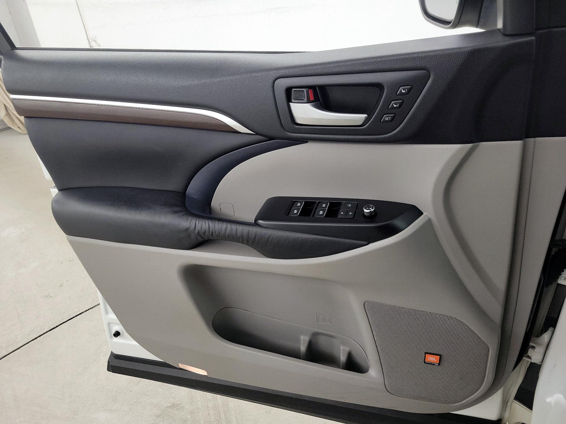 Thumbnail: 2016 Toyota Highlander - 12