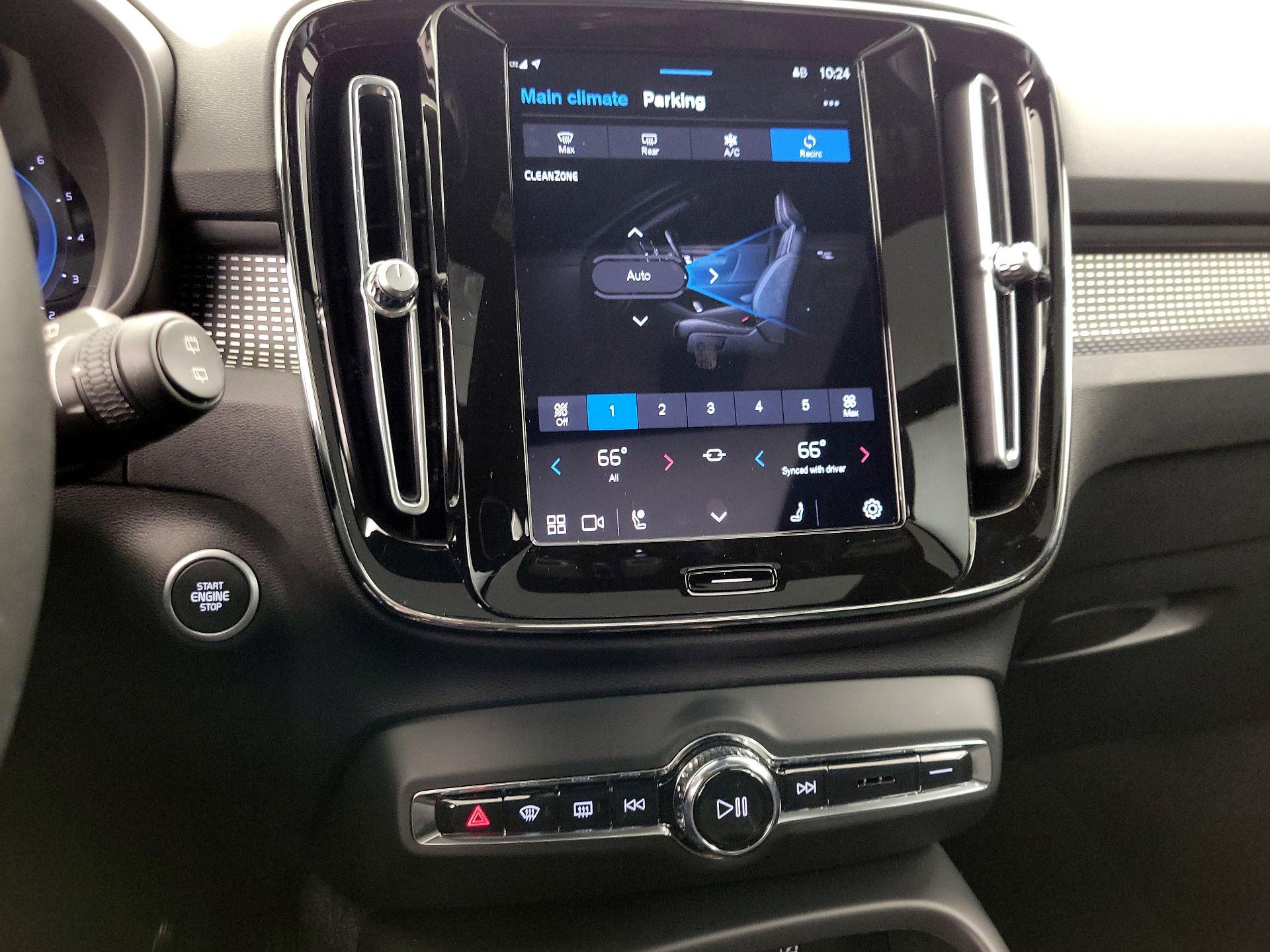 Thumbnail: 2024 Volvo XC40 - 17