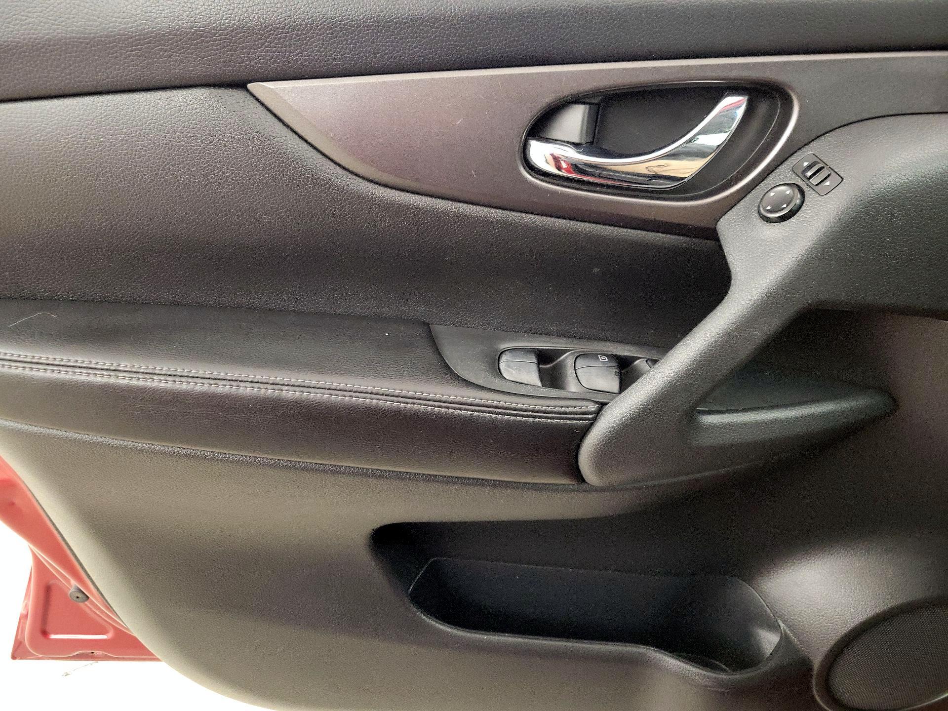 Thumbnail: 2016 Nissan Rogue - 12