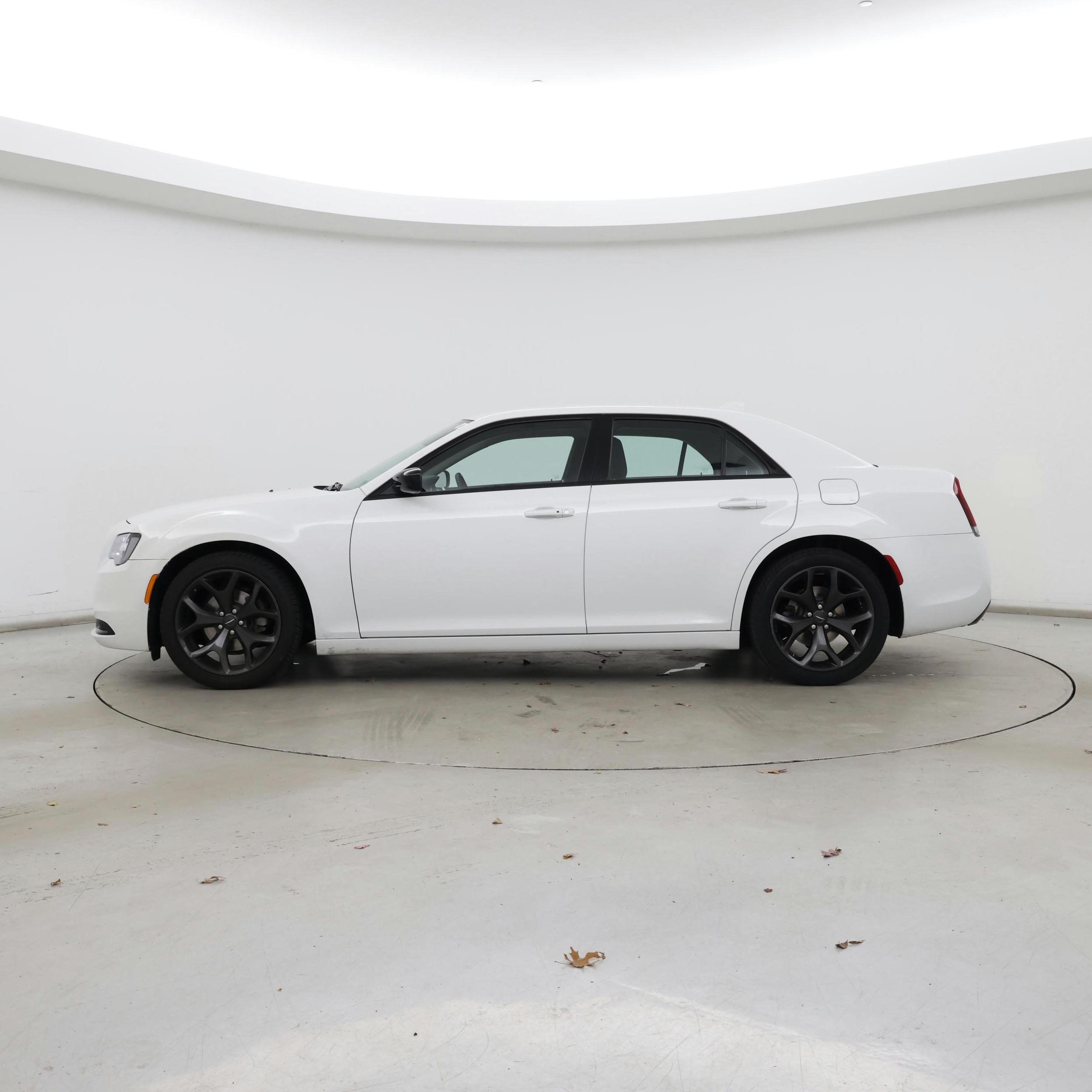 Thumbnail: 2022 Chrysler 300 - 3