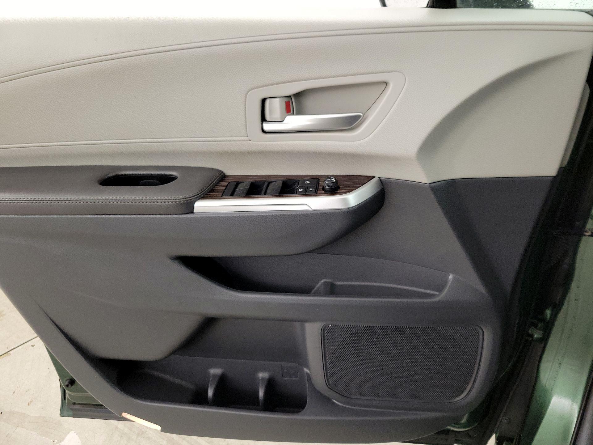 Thumbnail: 2023 Toyota Sienna - 12