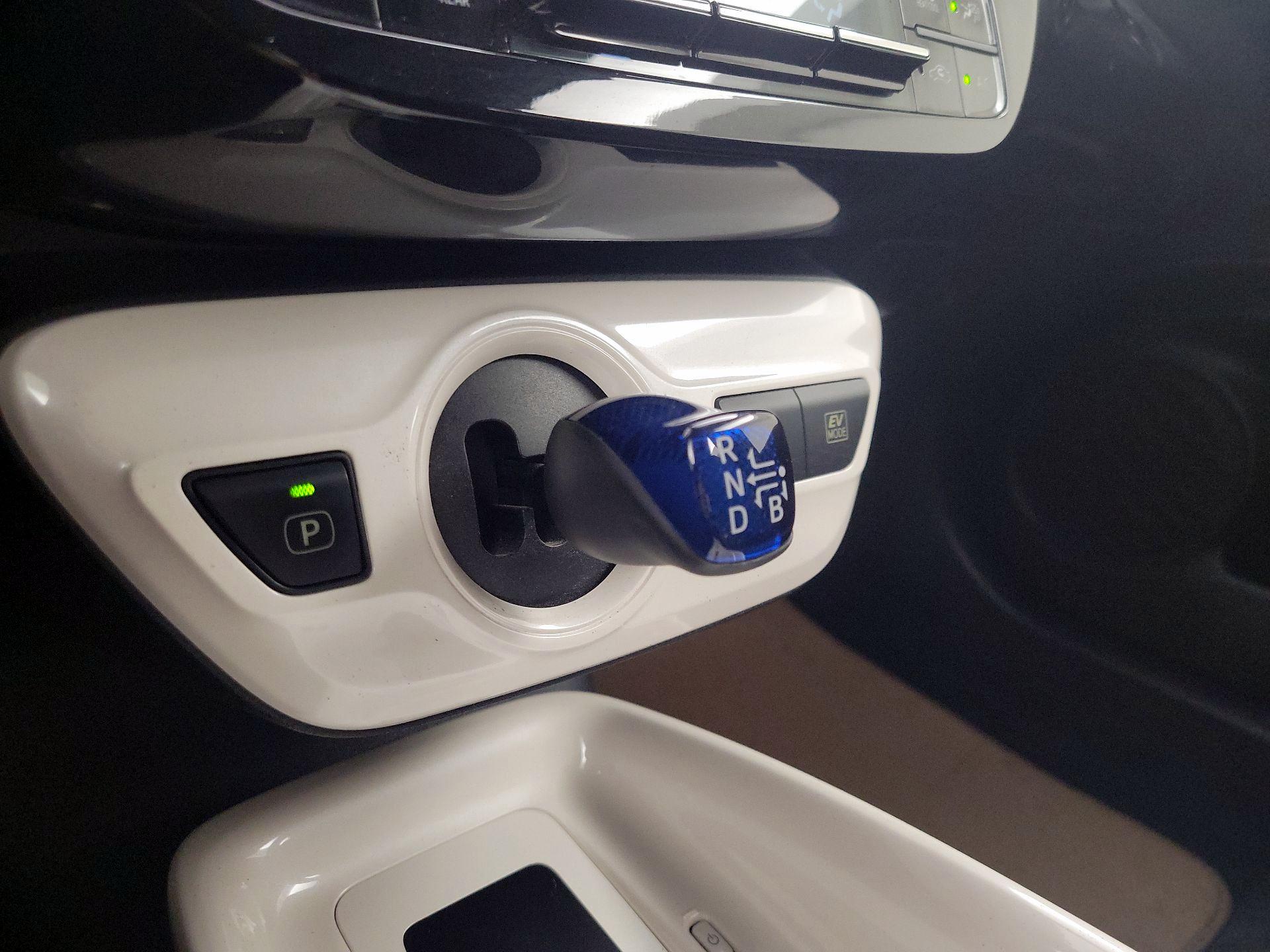 Thumbnail: 2016 Toyota Prius - 18