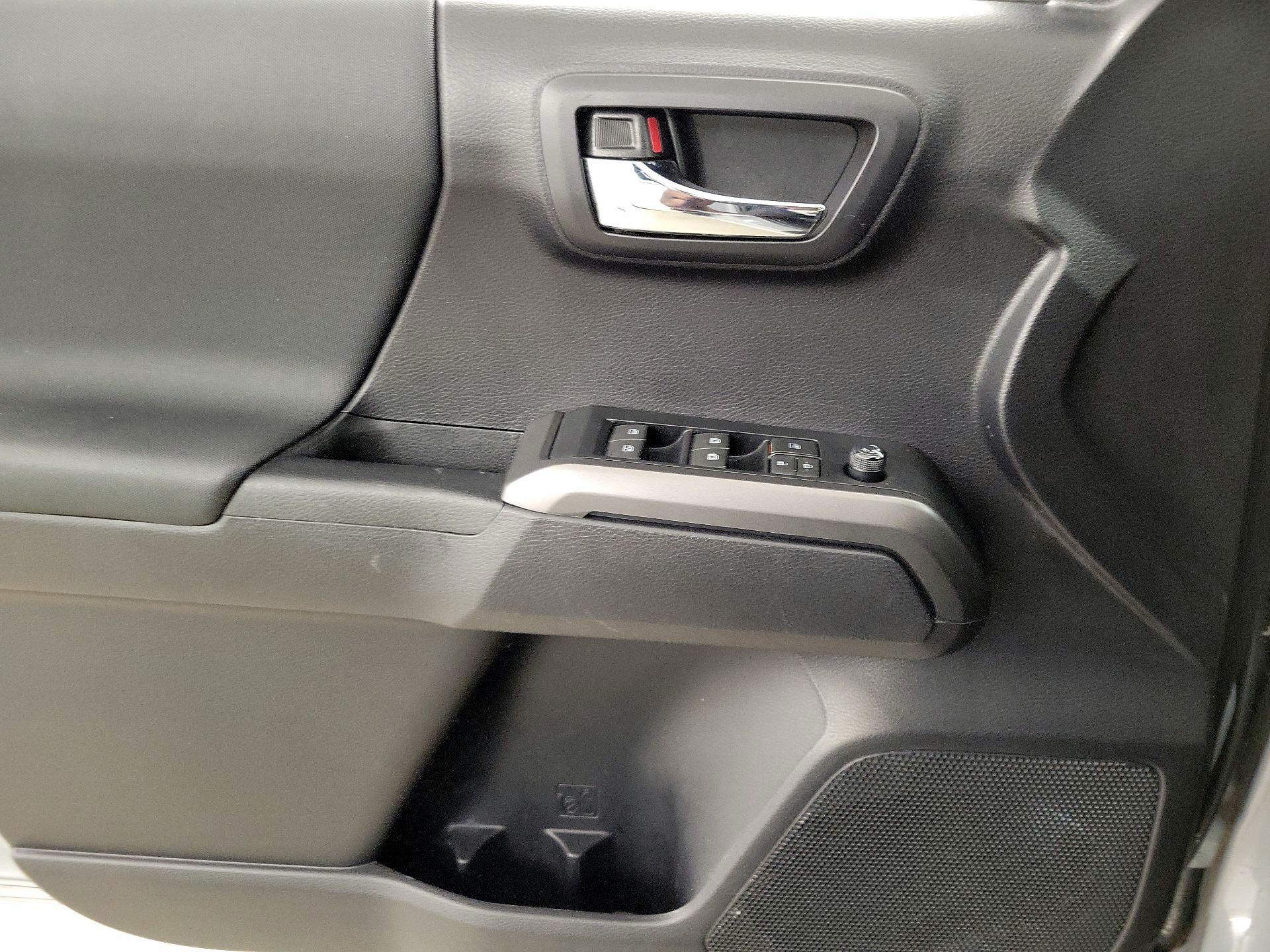 Thumbnail: 2020 Toyota Tacoma - 12