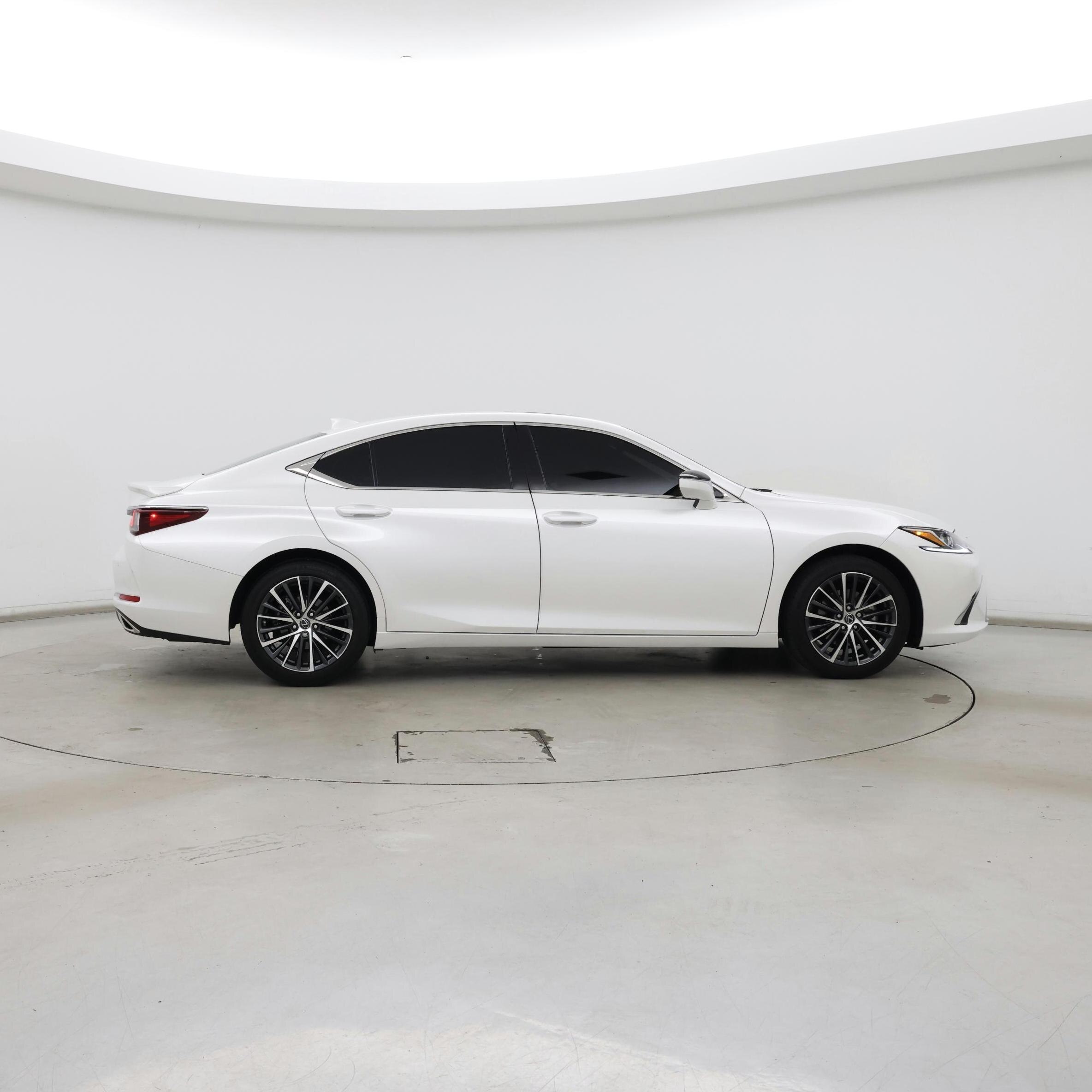 Thumbnail: 2023 Lexus ES - 7