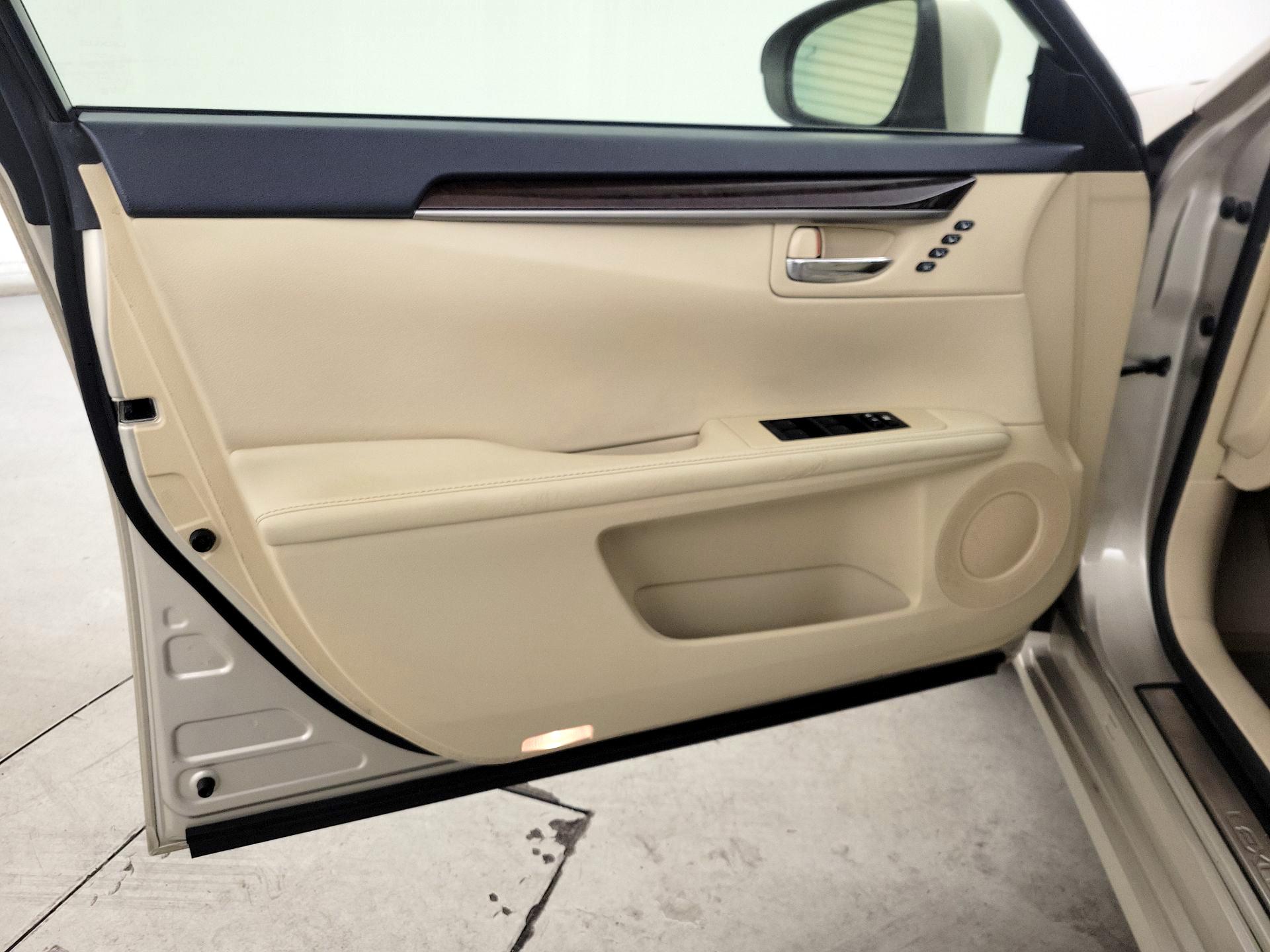 Thumbnail: 2015 Lexus ES - 12