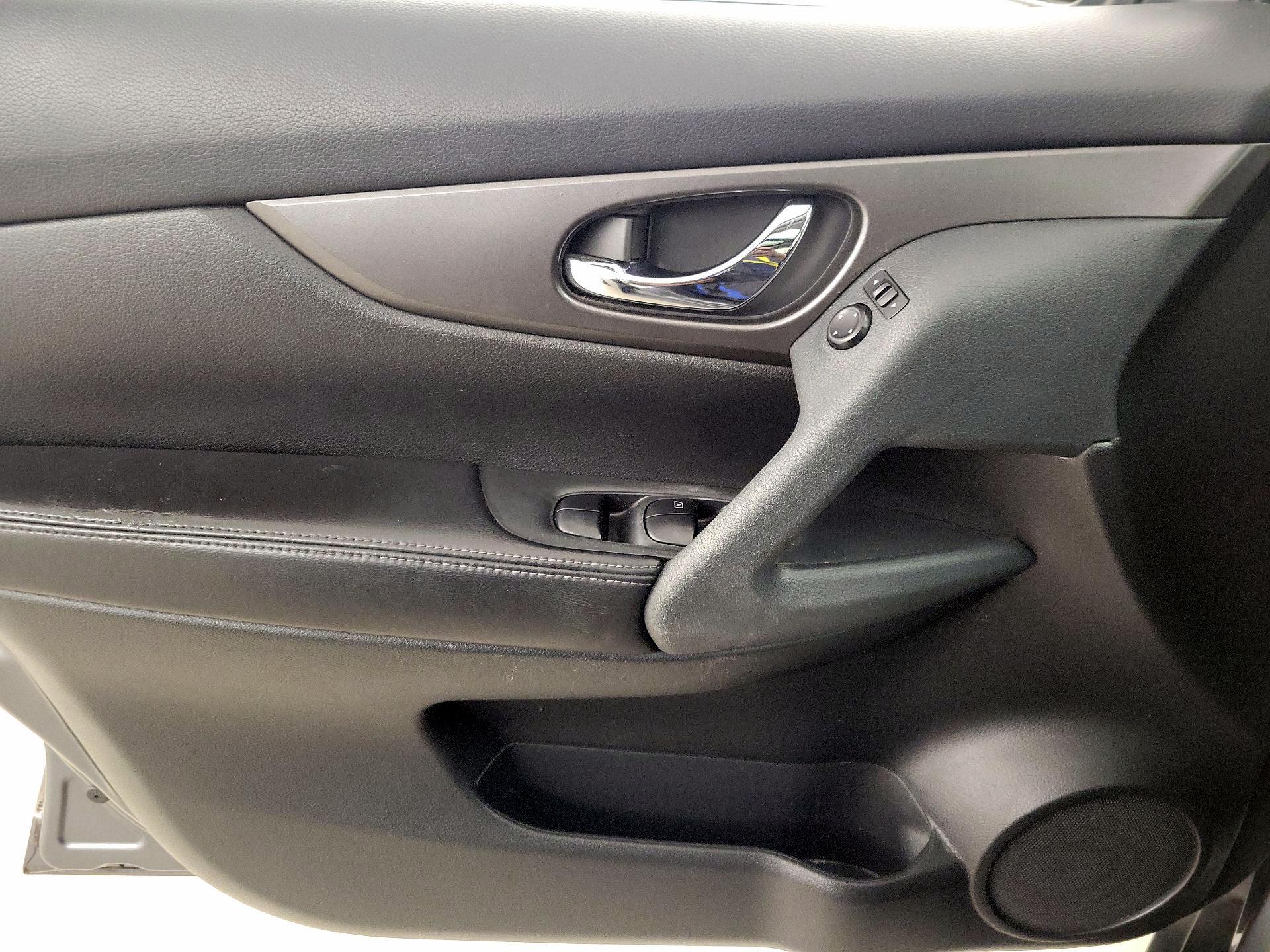 Thumbnail: 2015 Nissan Rogue - 12