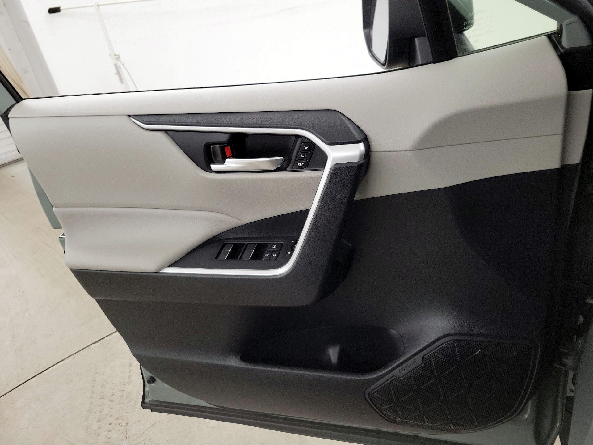 Thumbnail: 2021 Toyota RAV4 - 12