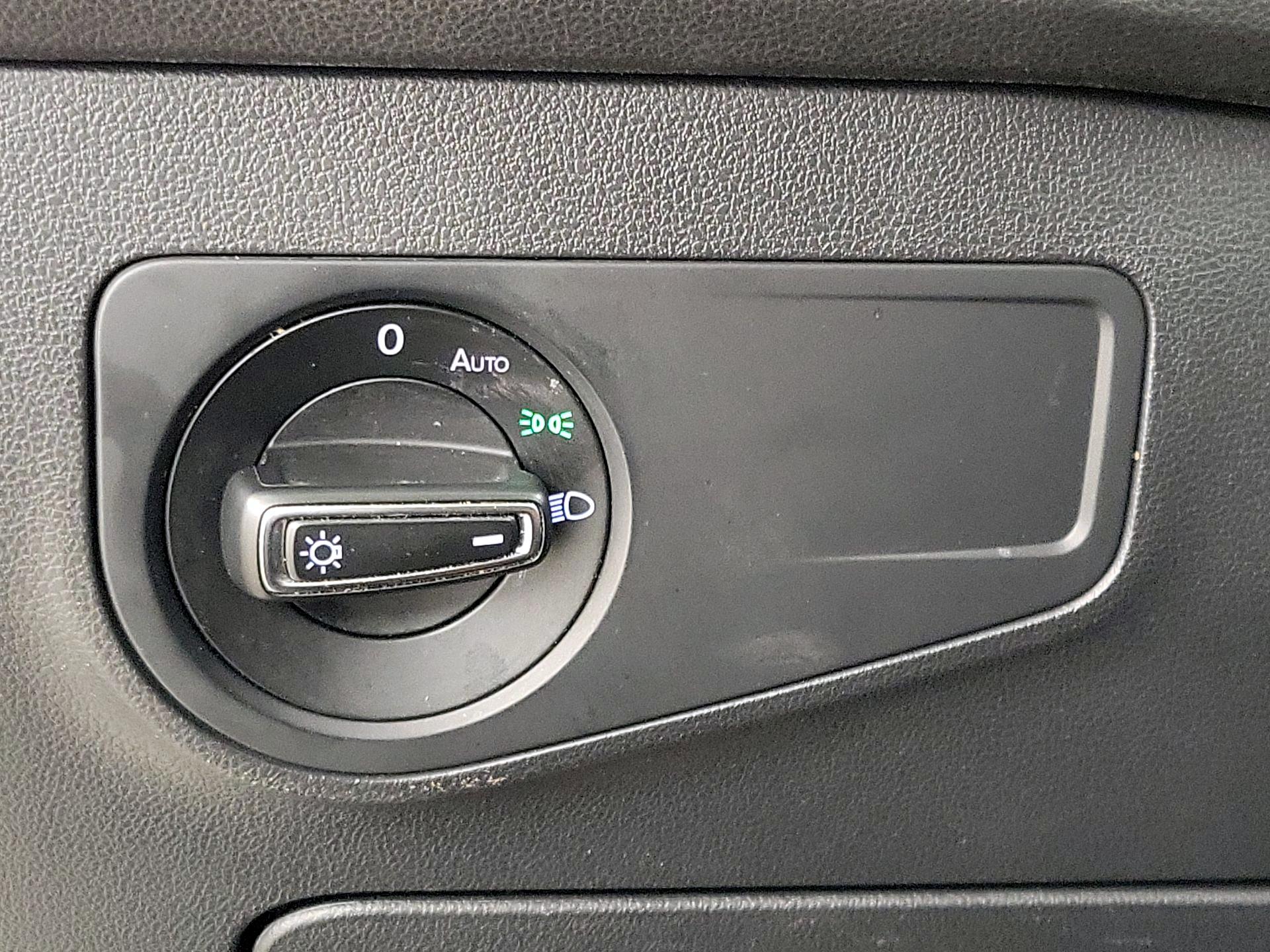 Thumbnail: 2018 Volkswagen Tiguan - 13