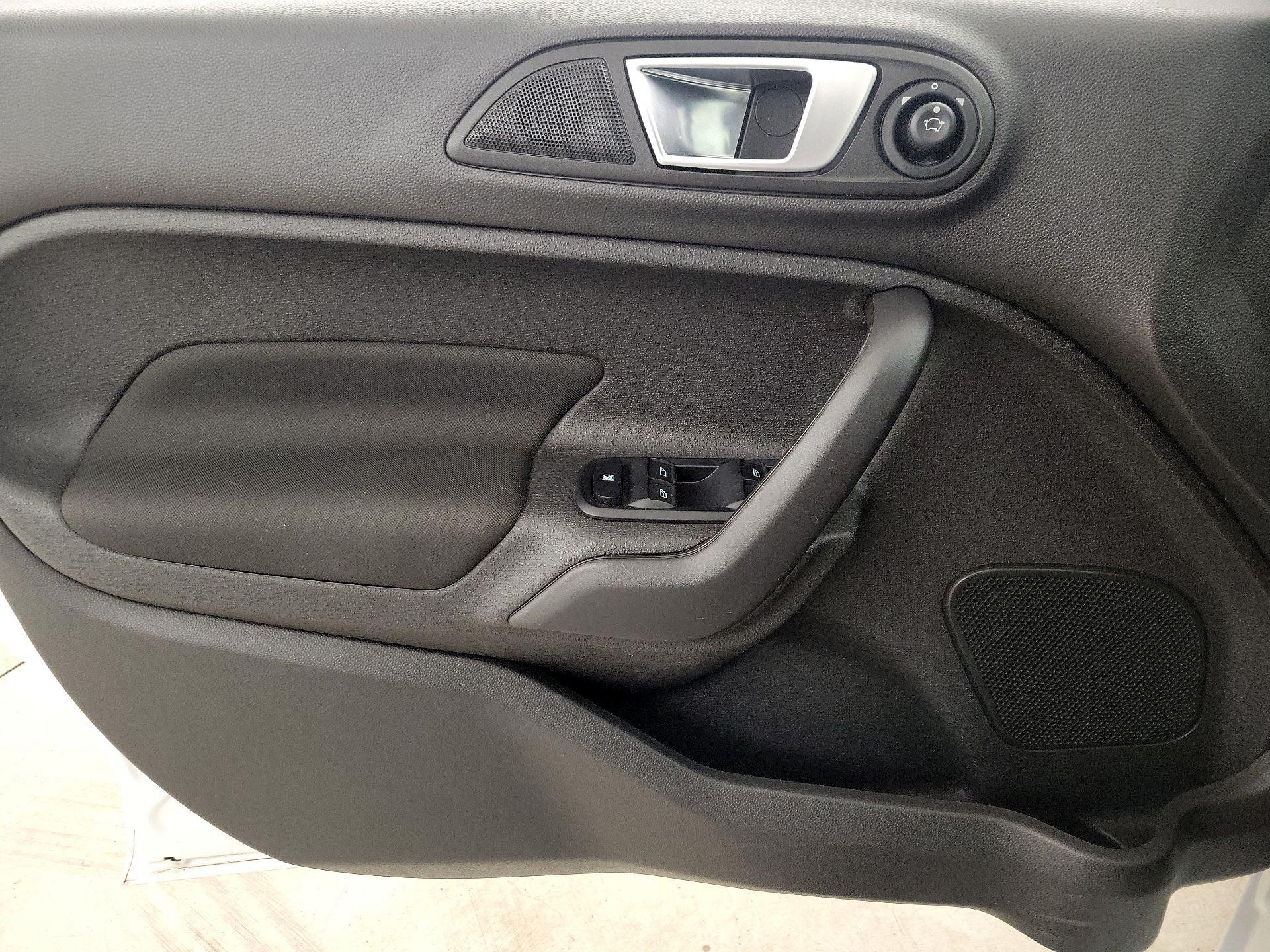 Thumbnail: 2016 Ford Fiesta - 12