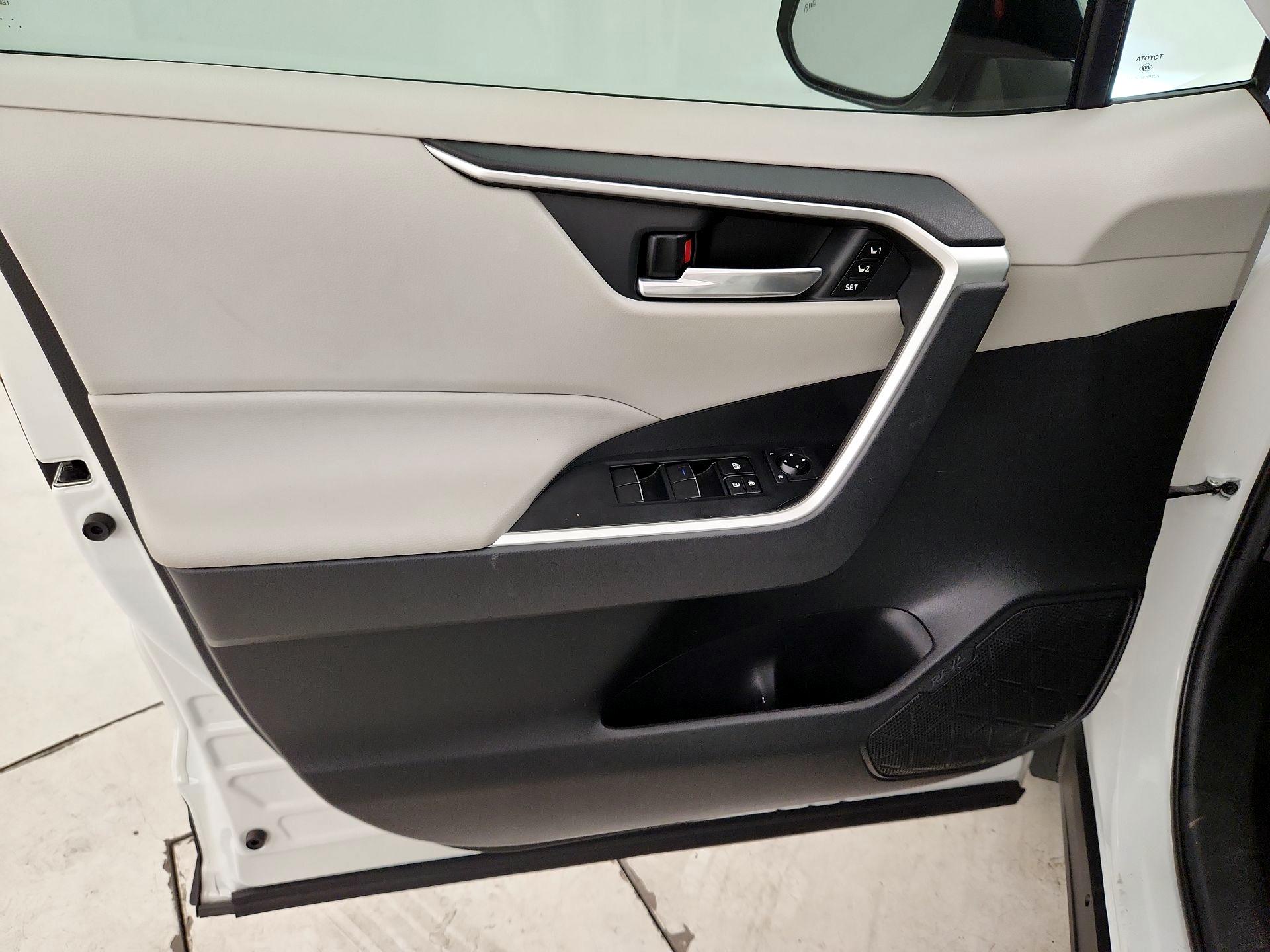 Thumbnail: 2020 Toyota RAV4 - 12