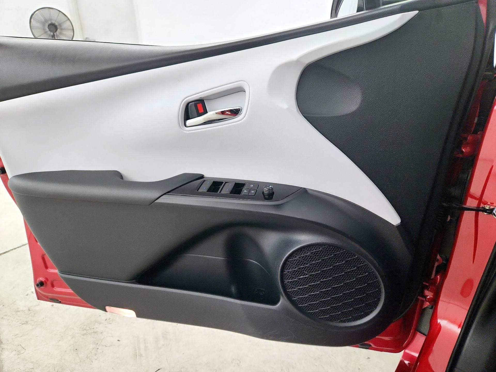 Thumbnail: 2019 Toyota Prius - 12
