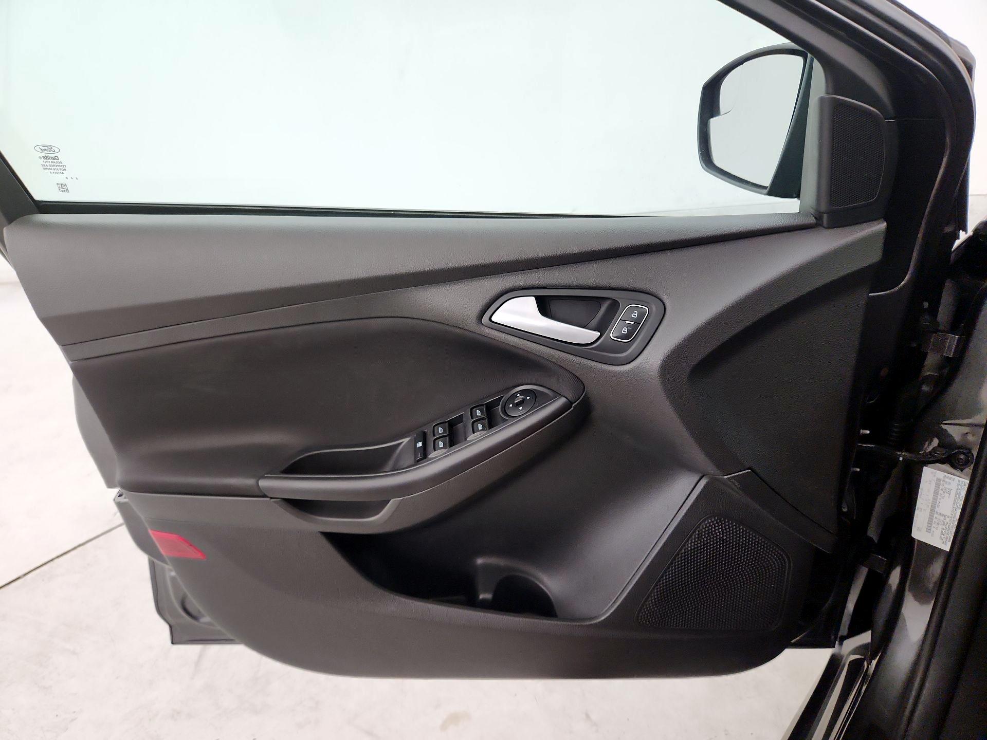 Thumbnail: 2016 Ford Focus - 12