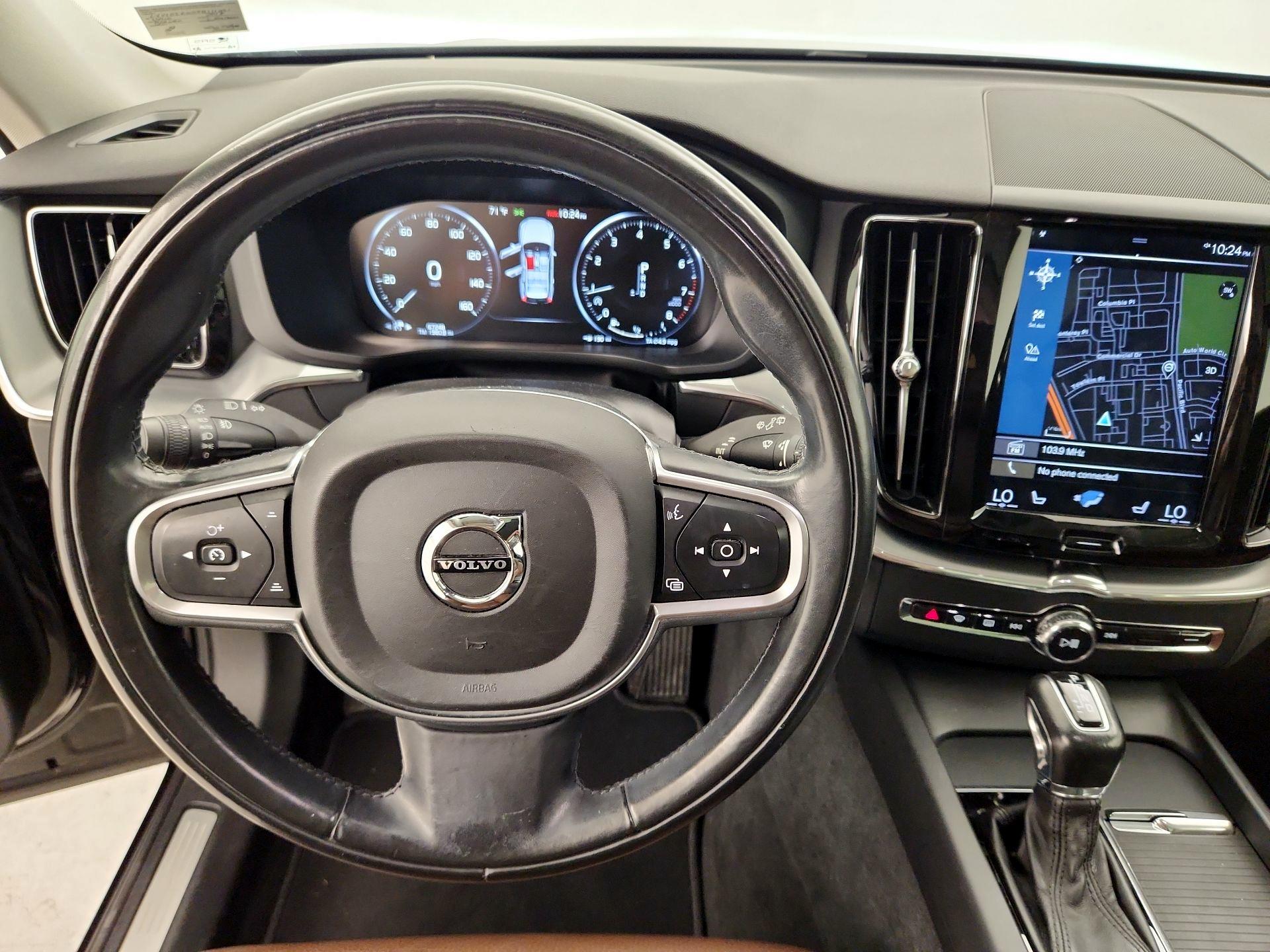 Thumbnail: 2018 Volvo XC60 - 10