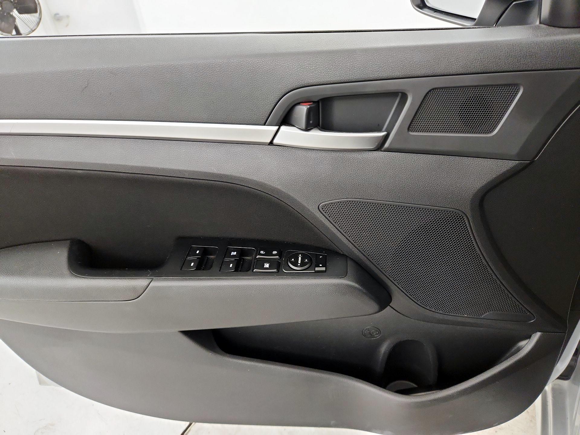 Thumbnail: 2019 Hyundai Elantra - 10