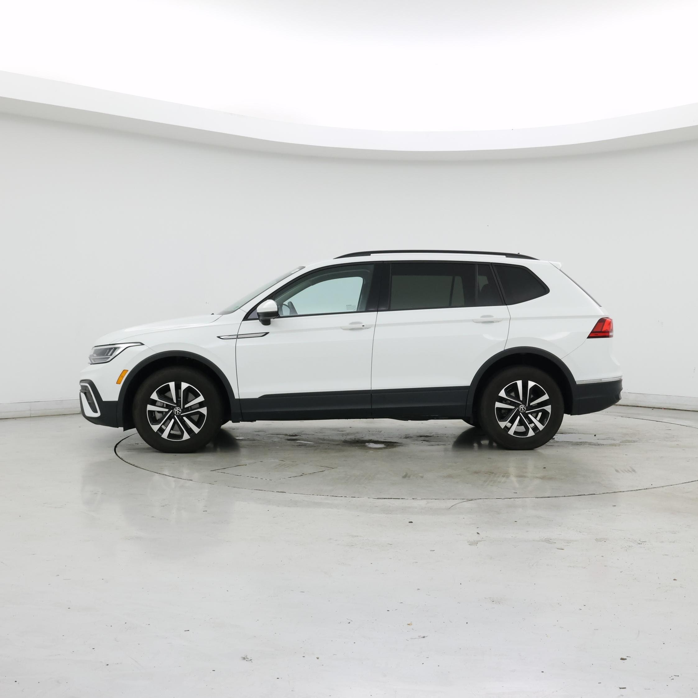 Thumbnail: 2023 Volkswagen Tiguan - 3