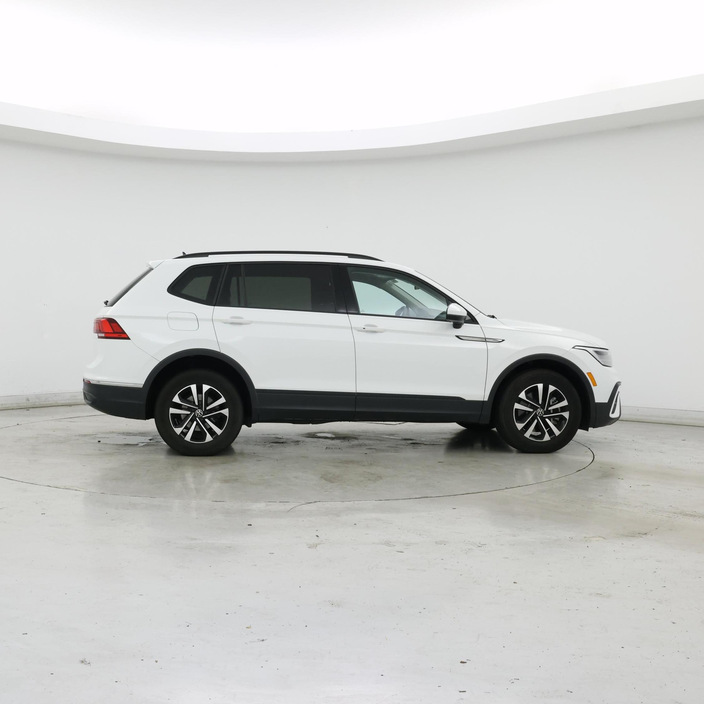 Thumbnail: 2023 Volkswagen Tiguan - 7