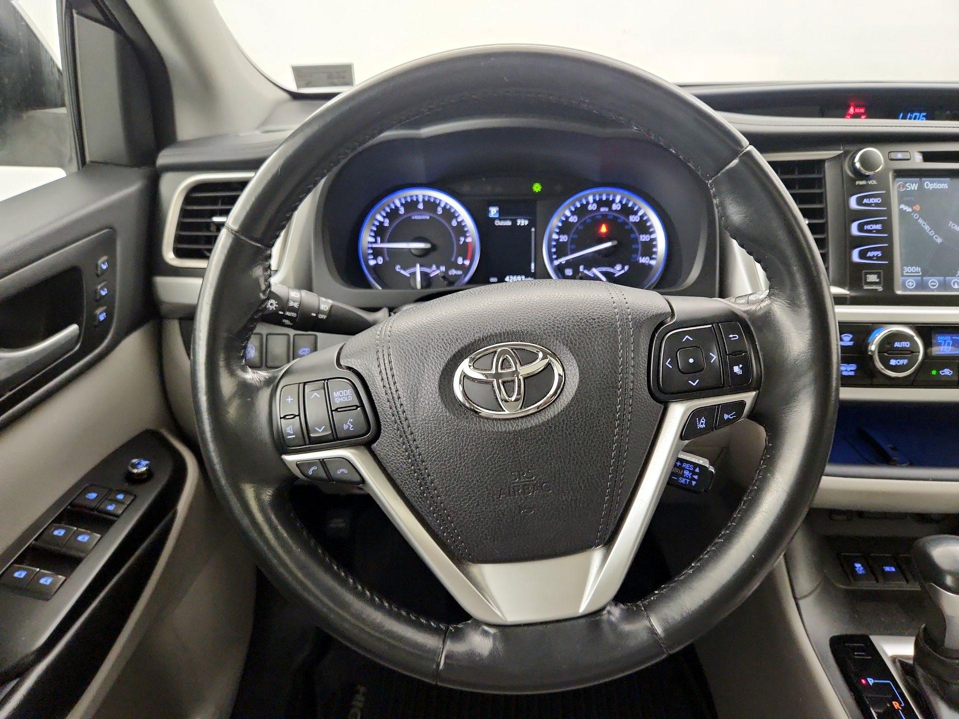 Thumbnail: 2017 Toyota Highlander - 10