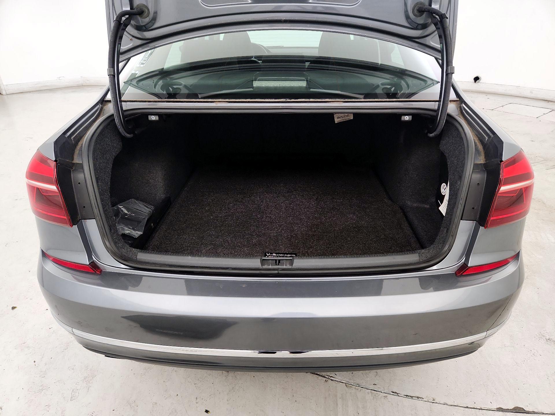 Thumbnail: 2017 Volkswagen Passat - 18