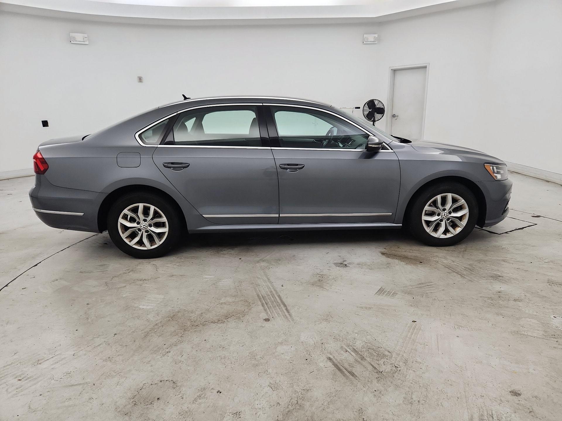 Thumbnail: 2017 Volkswagen Passat - 4