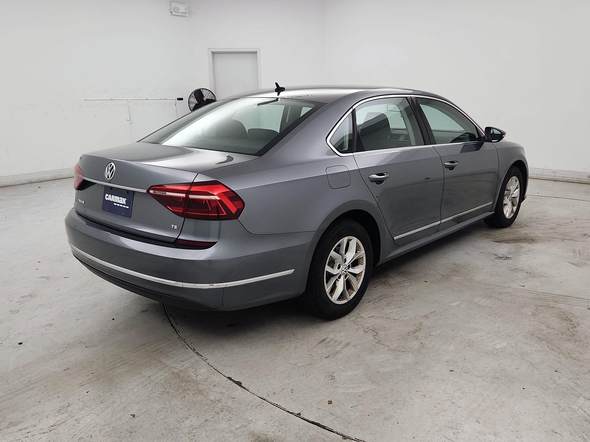 Thumbnail: 2017 Volkswagen Passat - 5