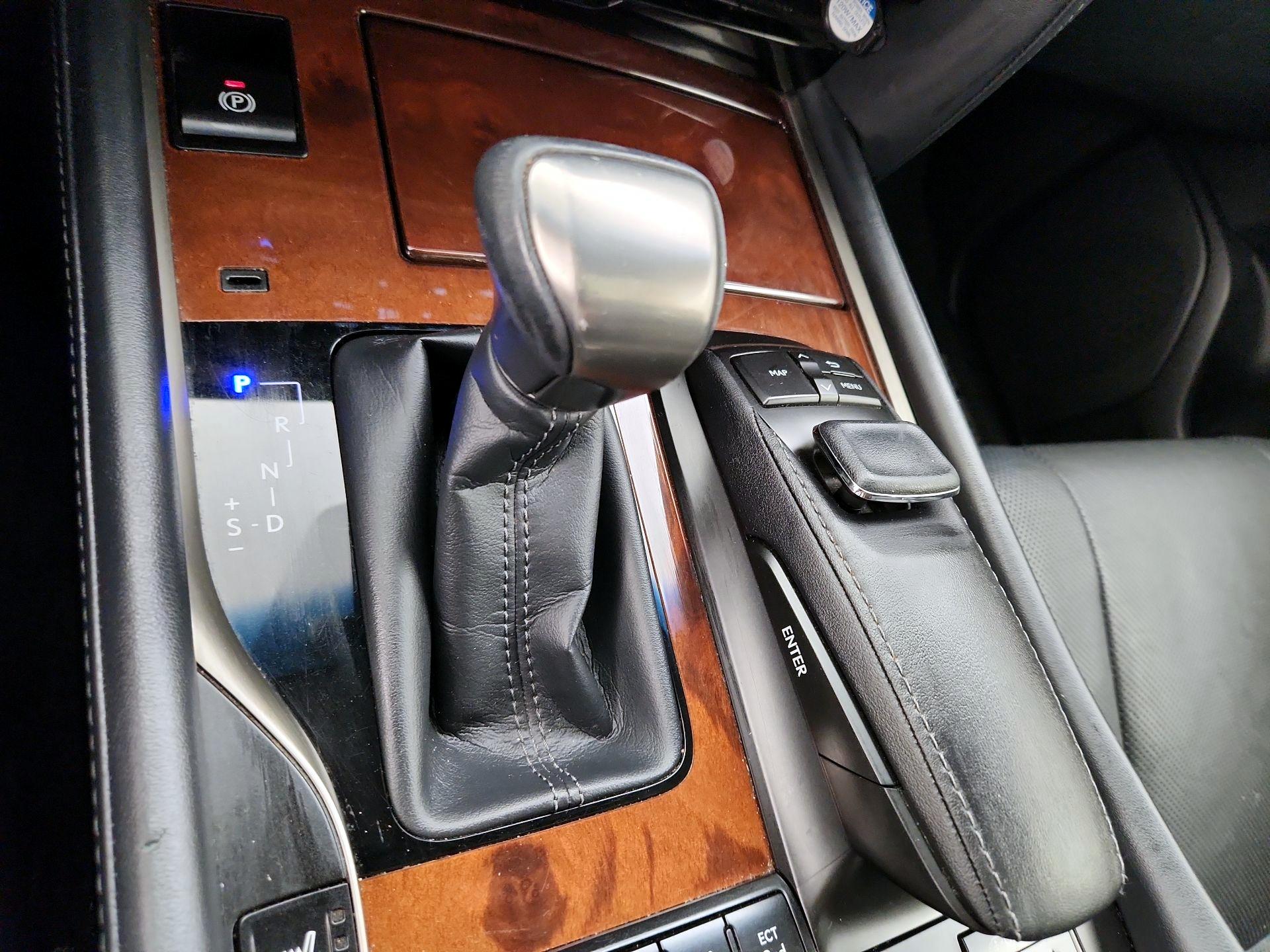 Thumbnail: 2018 Lexus LX - 18