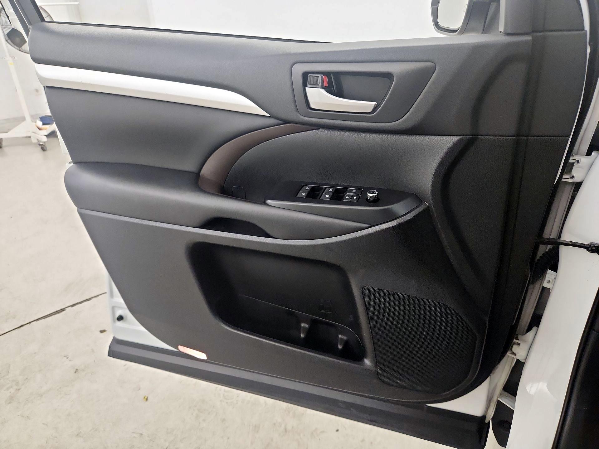 Thumbnail: 2019 Toyota Highlander - 12