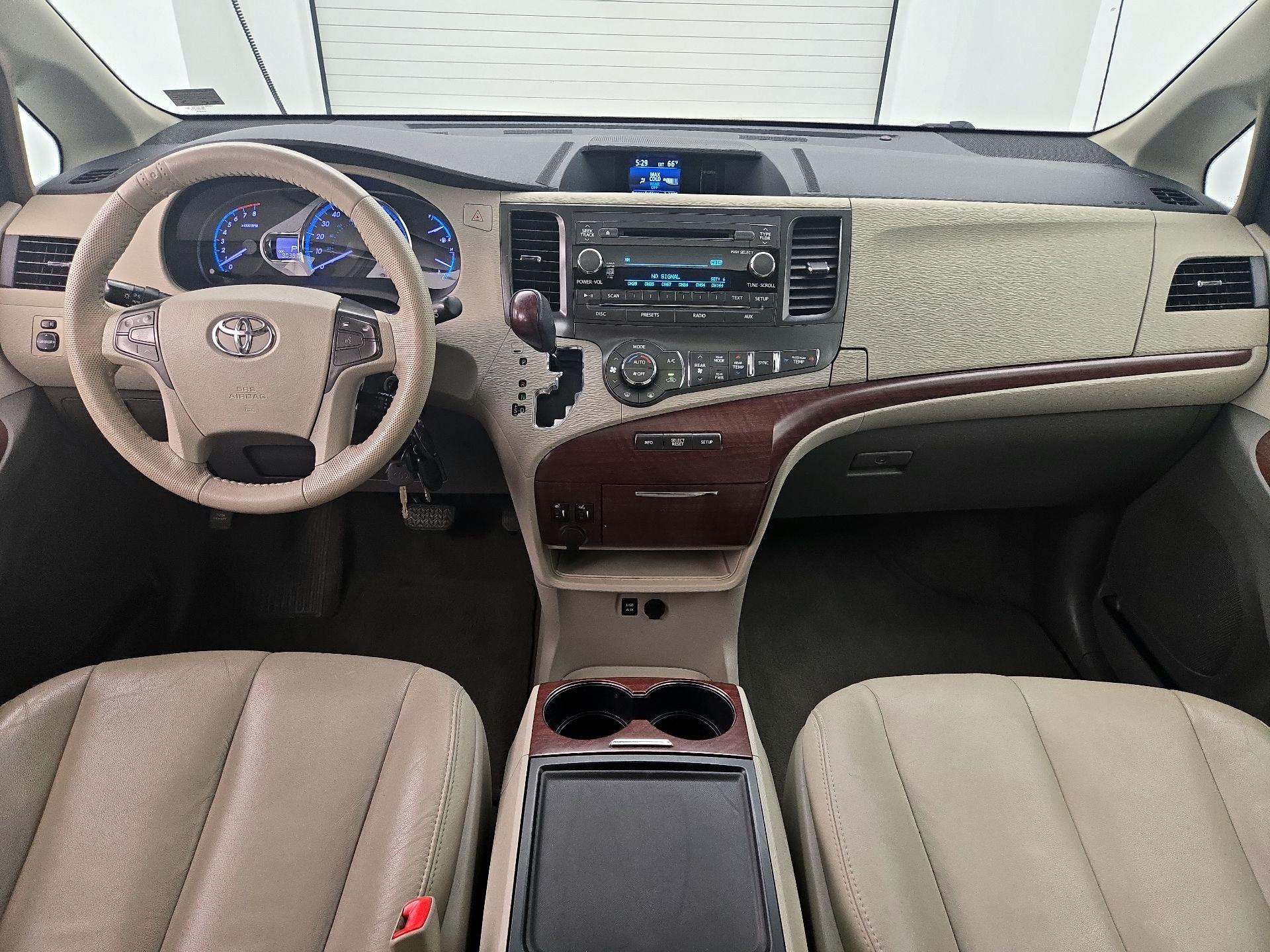 Thumbnail: 2014 Toyota Sienna - 9