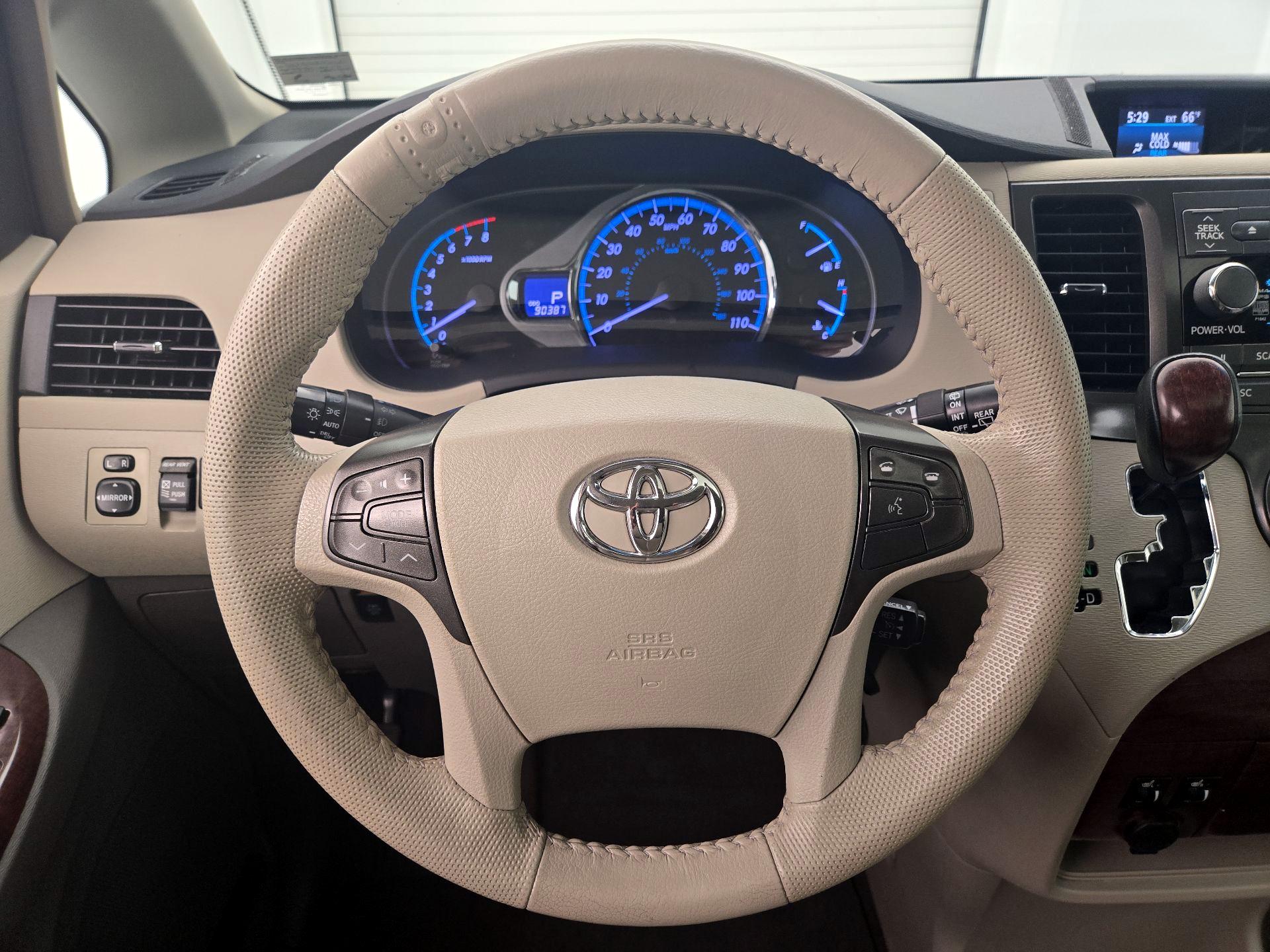 Thumbnail: 2014 Toyota Sienna - 10