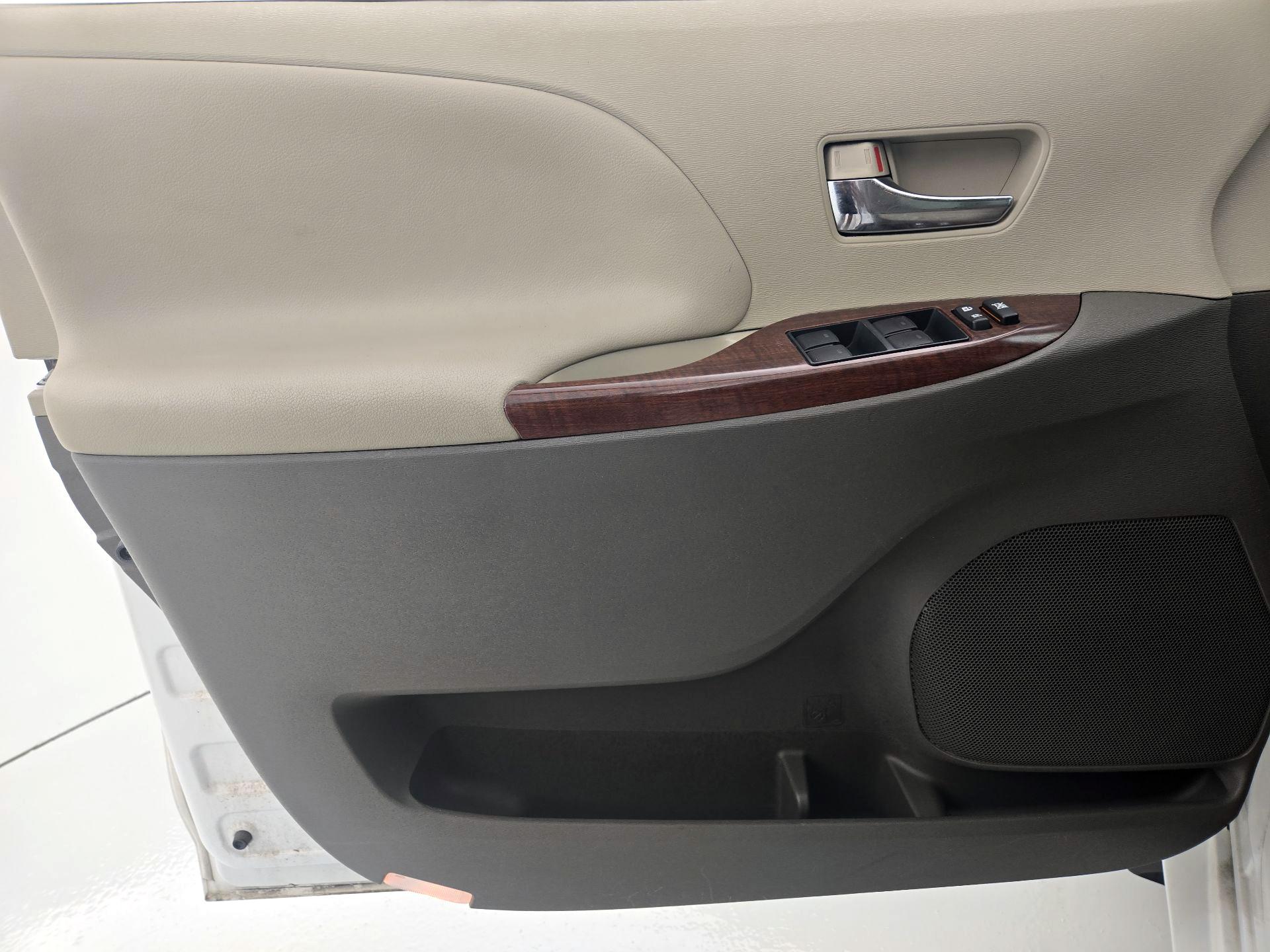Thumbnail: 2014 Toyota Sienna - 12