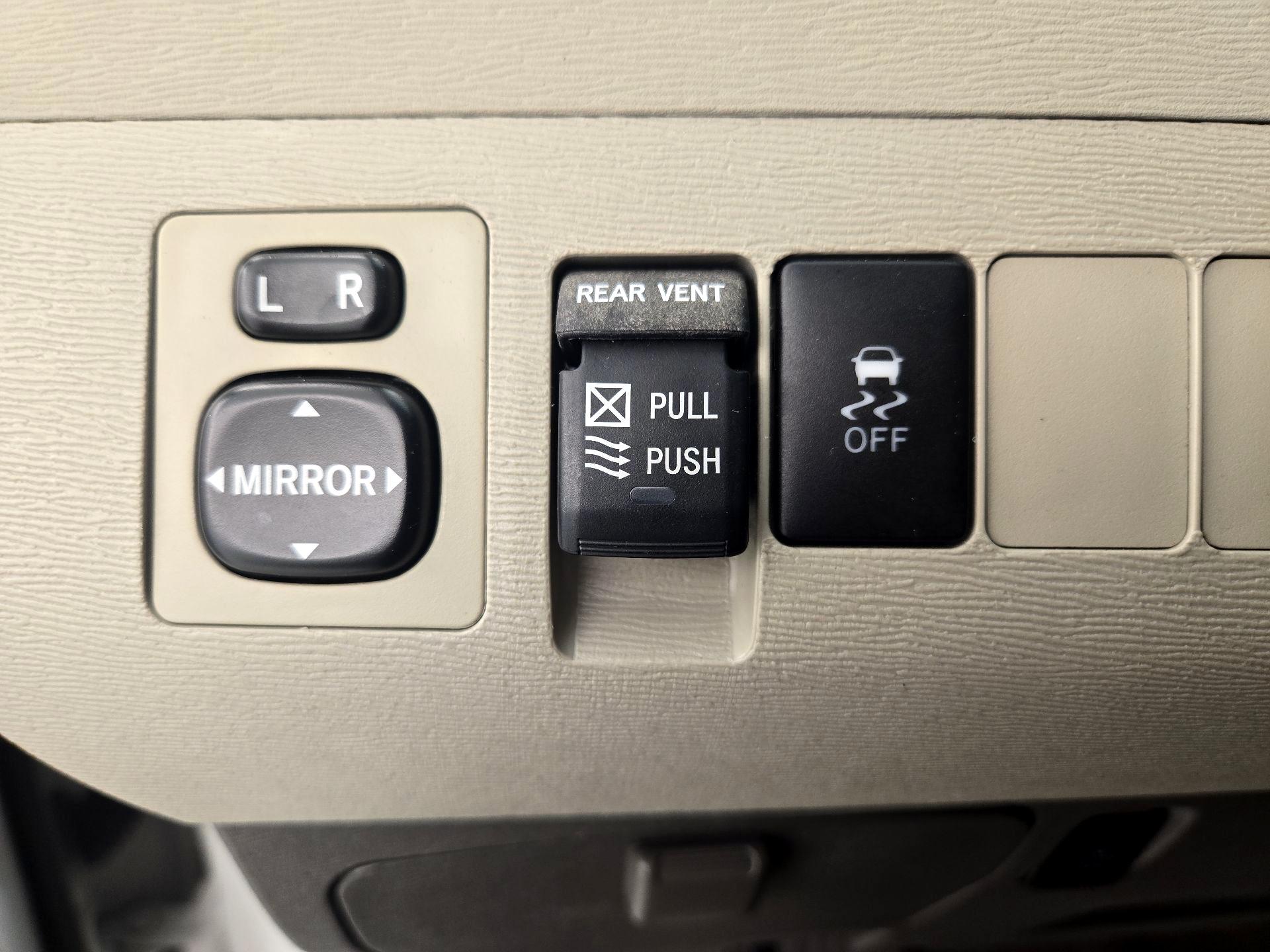 Thumbnail: 2014 Toyota Sienna - 13