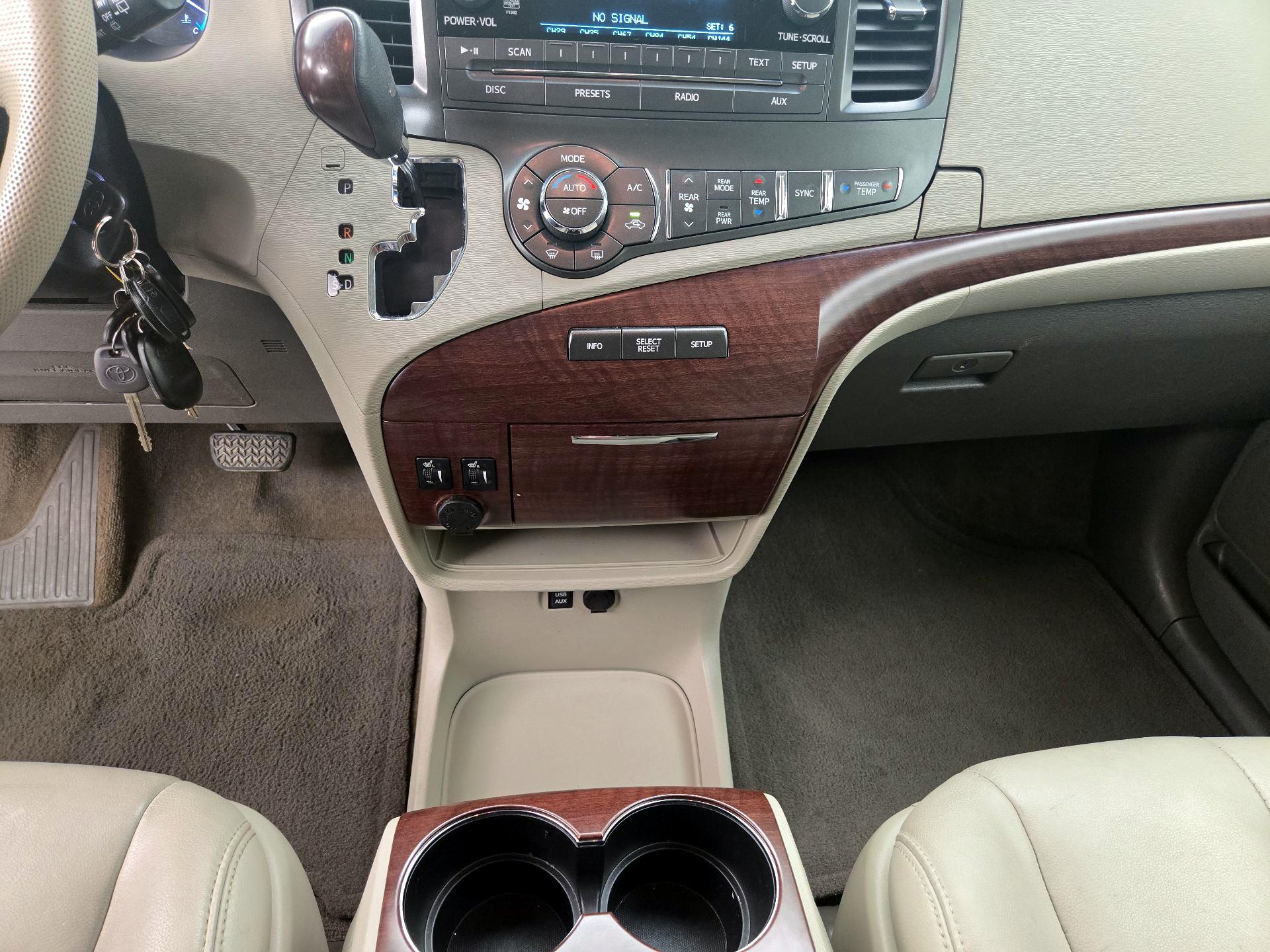 Thumbnail: 2014 Toyota Sienna - 17