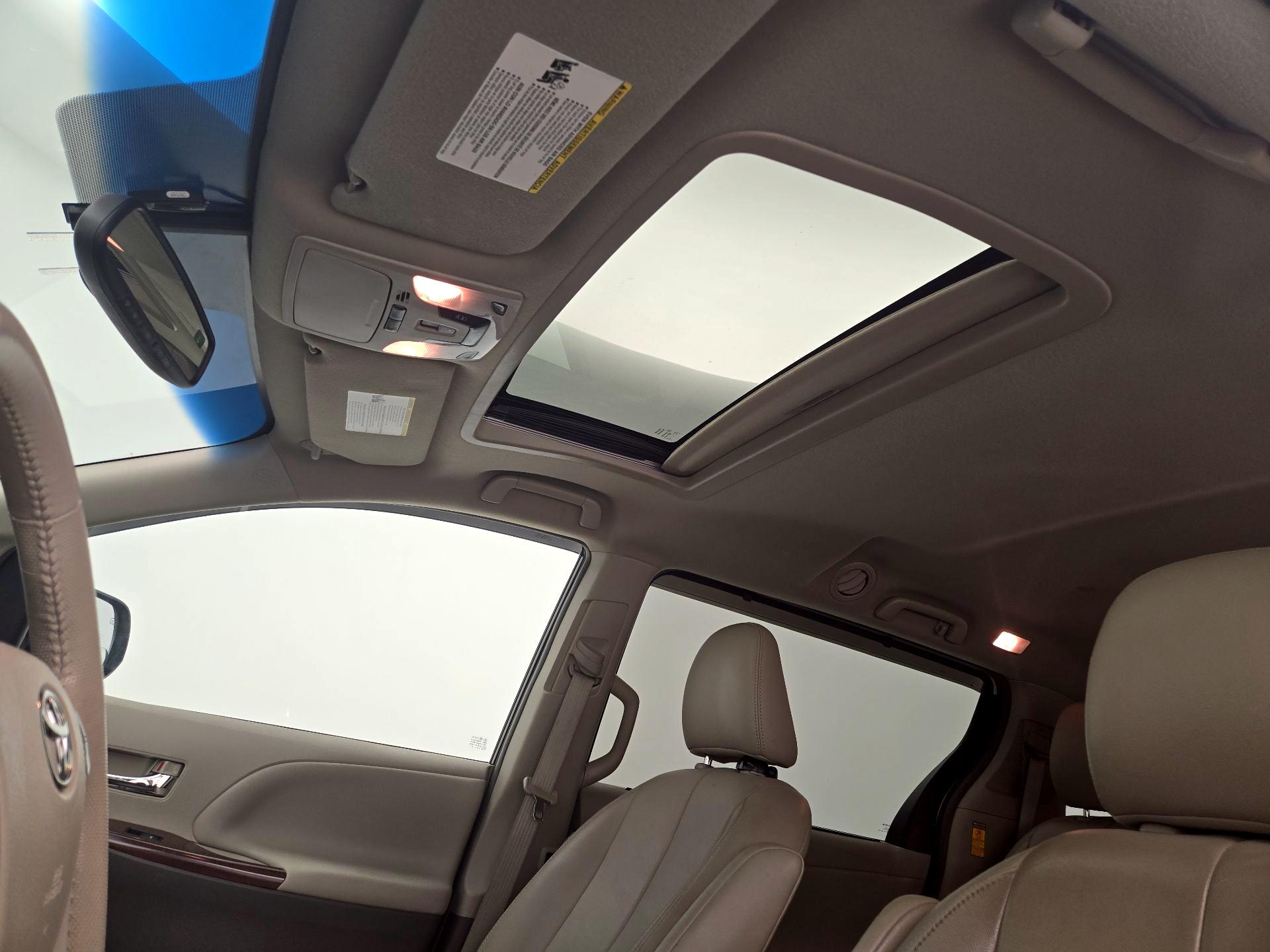 Thumbnail: 2014 Toyota Sienna - 19