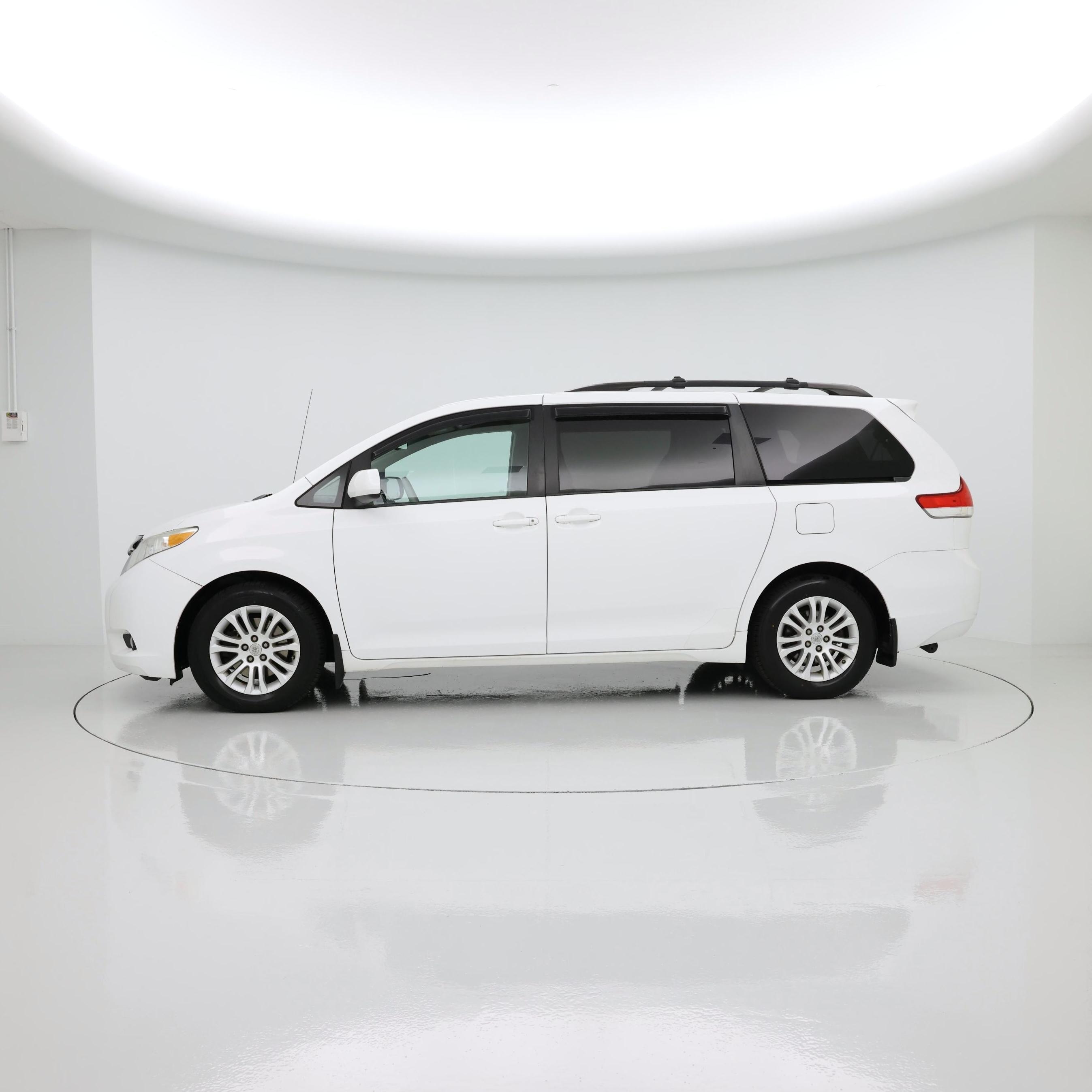Thumbnail: 2014 Toyota Sienna - 3