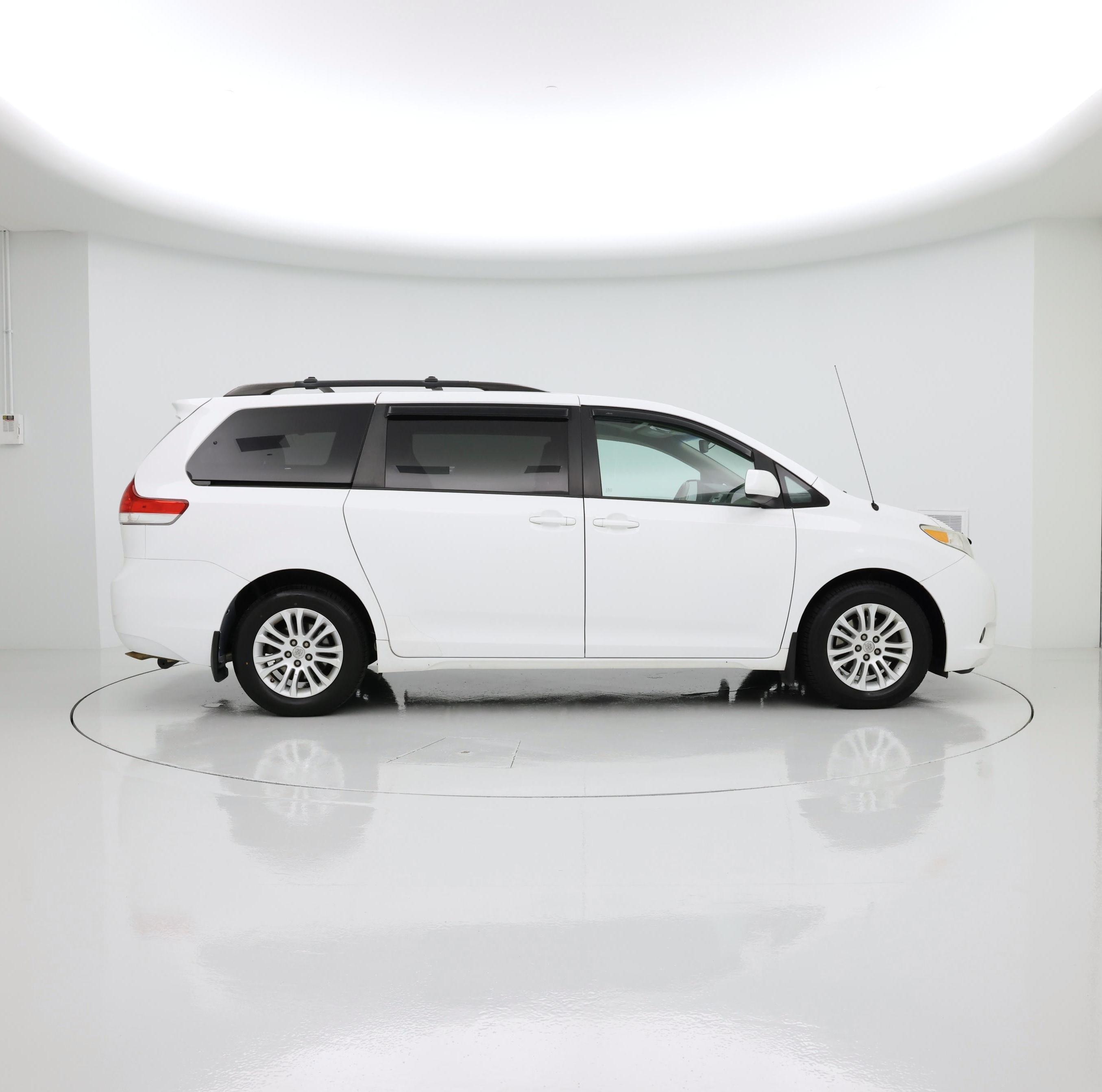 Thumbnail: 2014 Toyota Sienna - 7