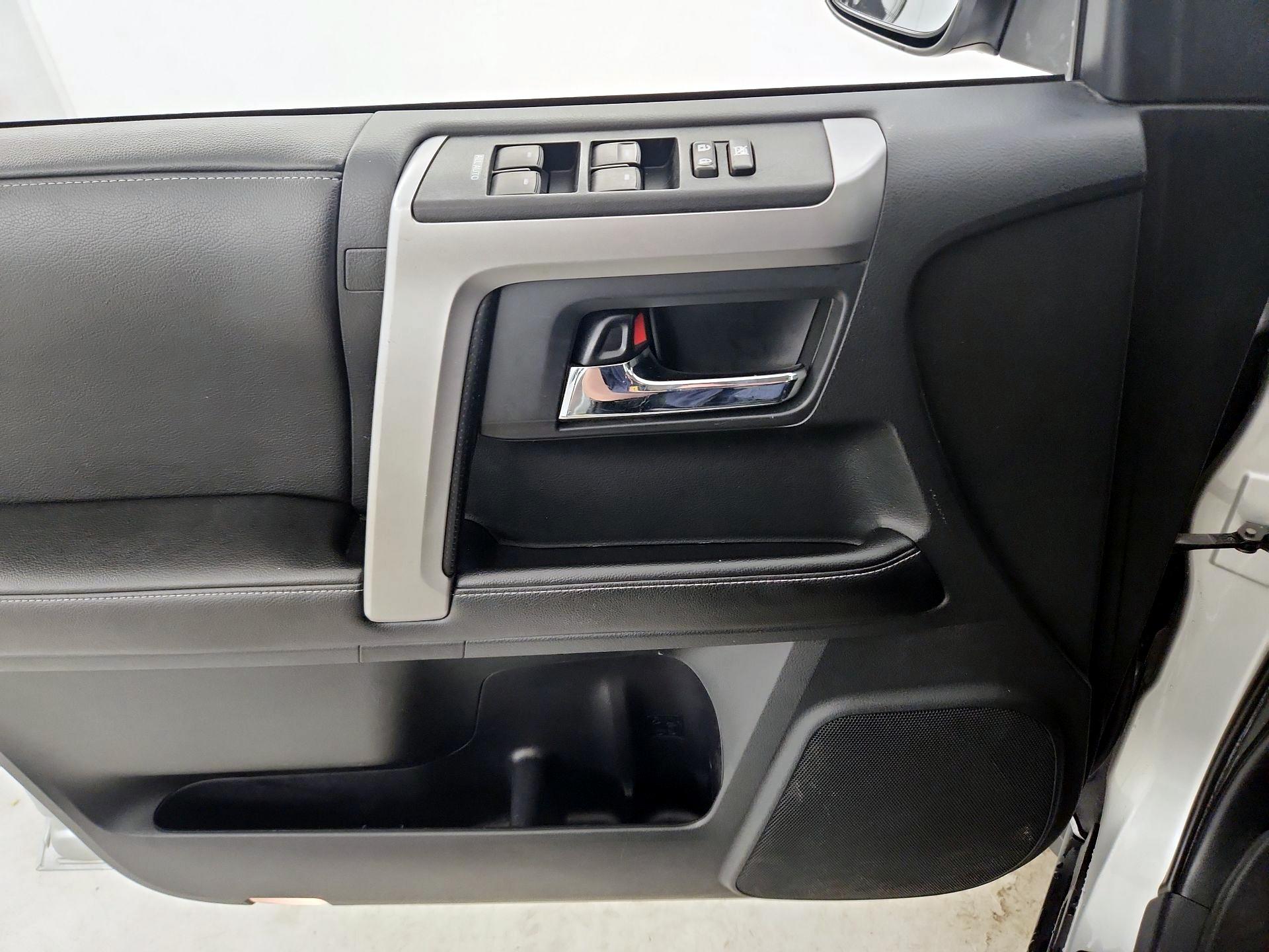 Thumbnail: 2015 Toyota 4Runner - 12