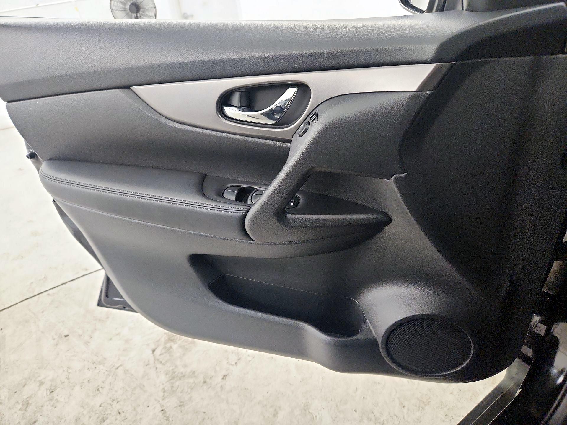 Thumbnail: 2015 Nissan Rogue - 12