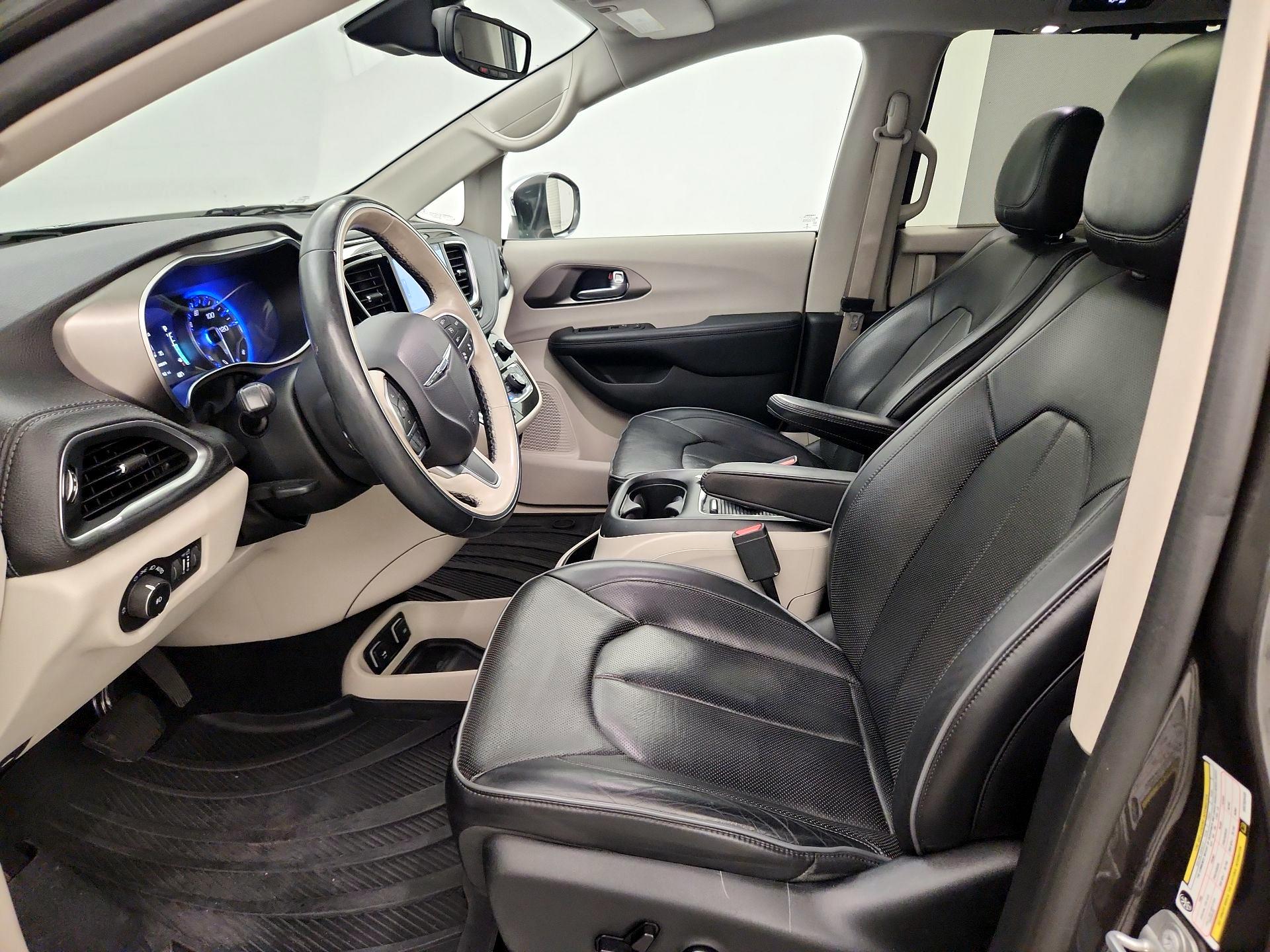 Thumbnail: 2017 Chrysler Pacifica - 11