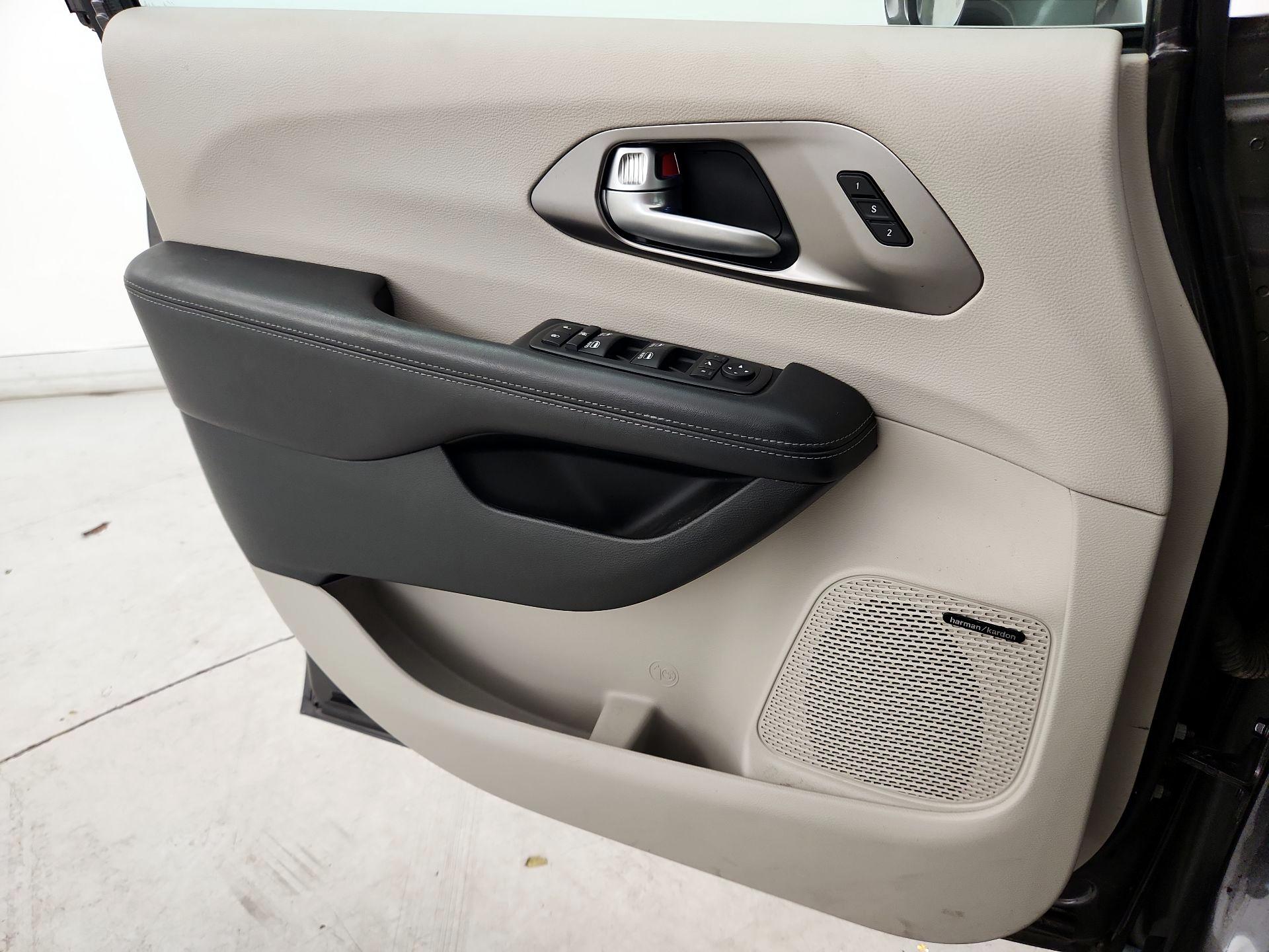 Thumbnail: 2017 Chrysler Pacifica - 12