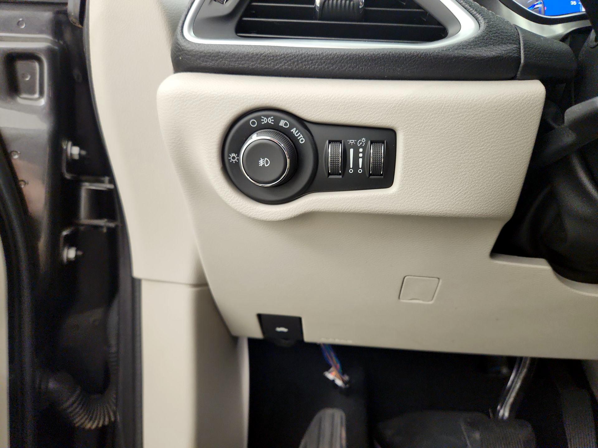 Thumbnail: 2017 Chrysler Pacifica - 13