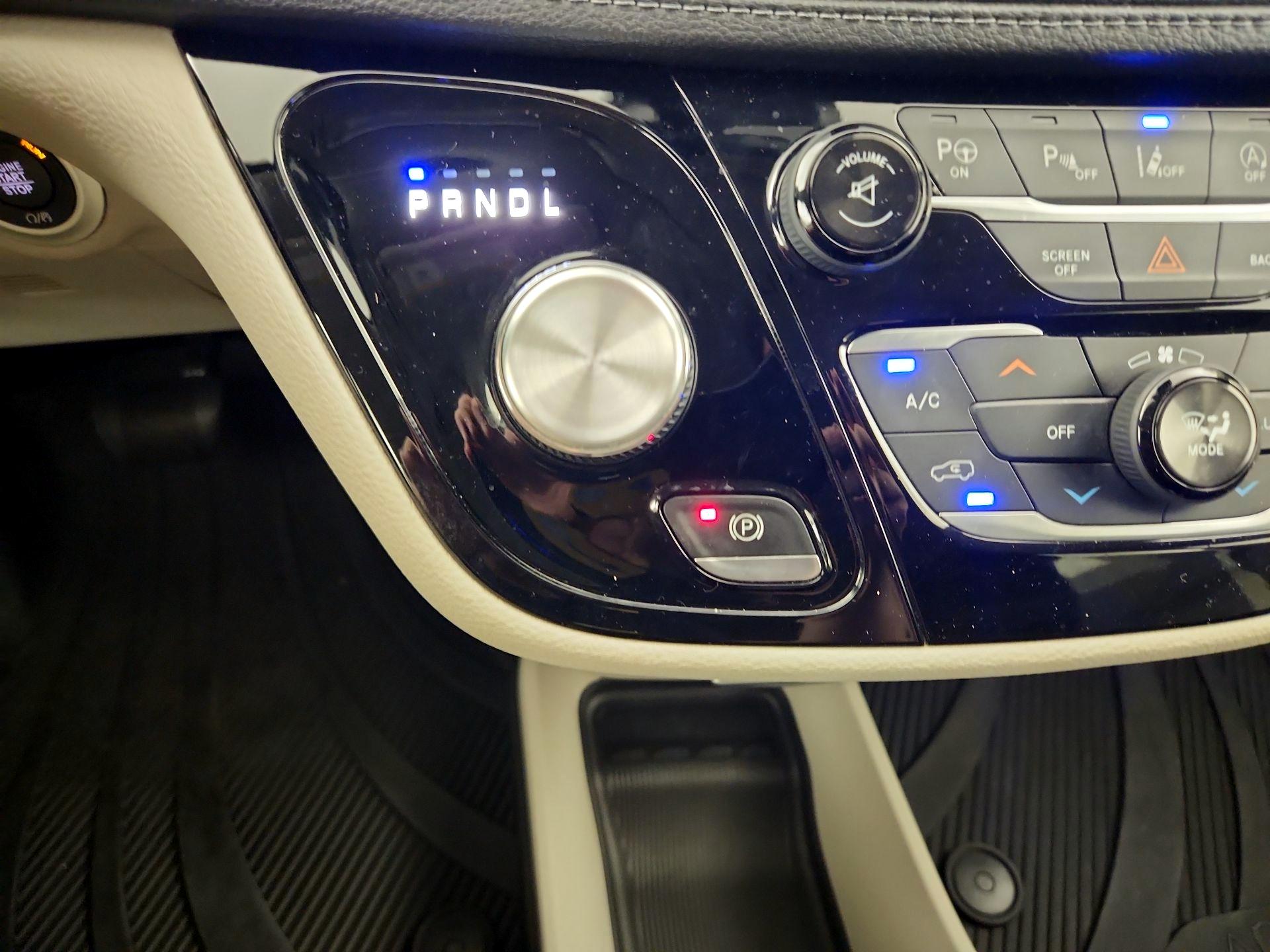 Thumbnail: 2017 Chrysler Pacifica - 18