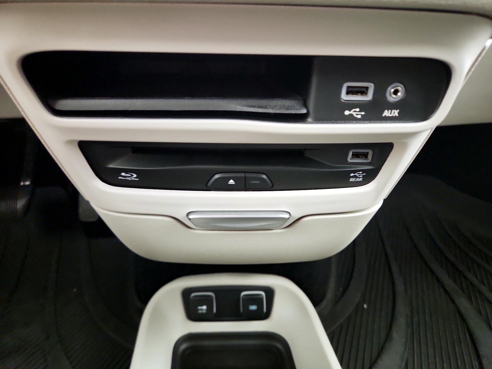 Thumbnail: 2017 Chrysler Pacifica - 19