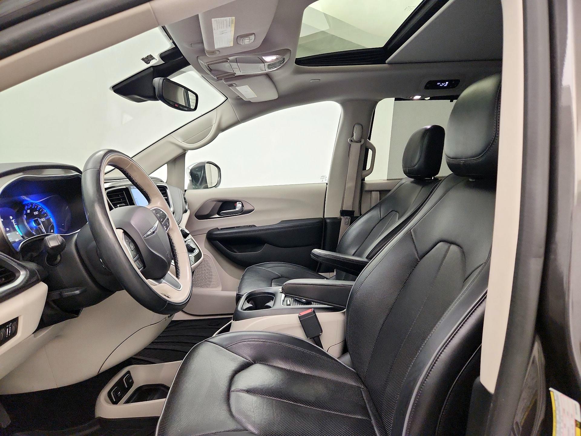 Thumbnail: 2017 Chrysler Pacifica - 20
