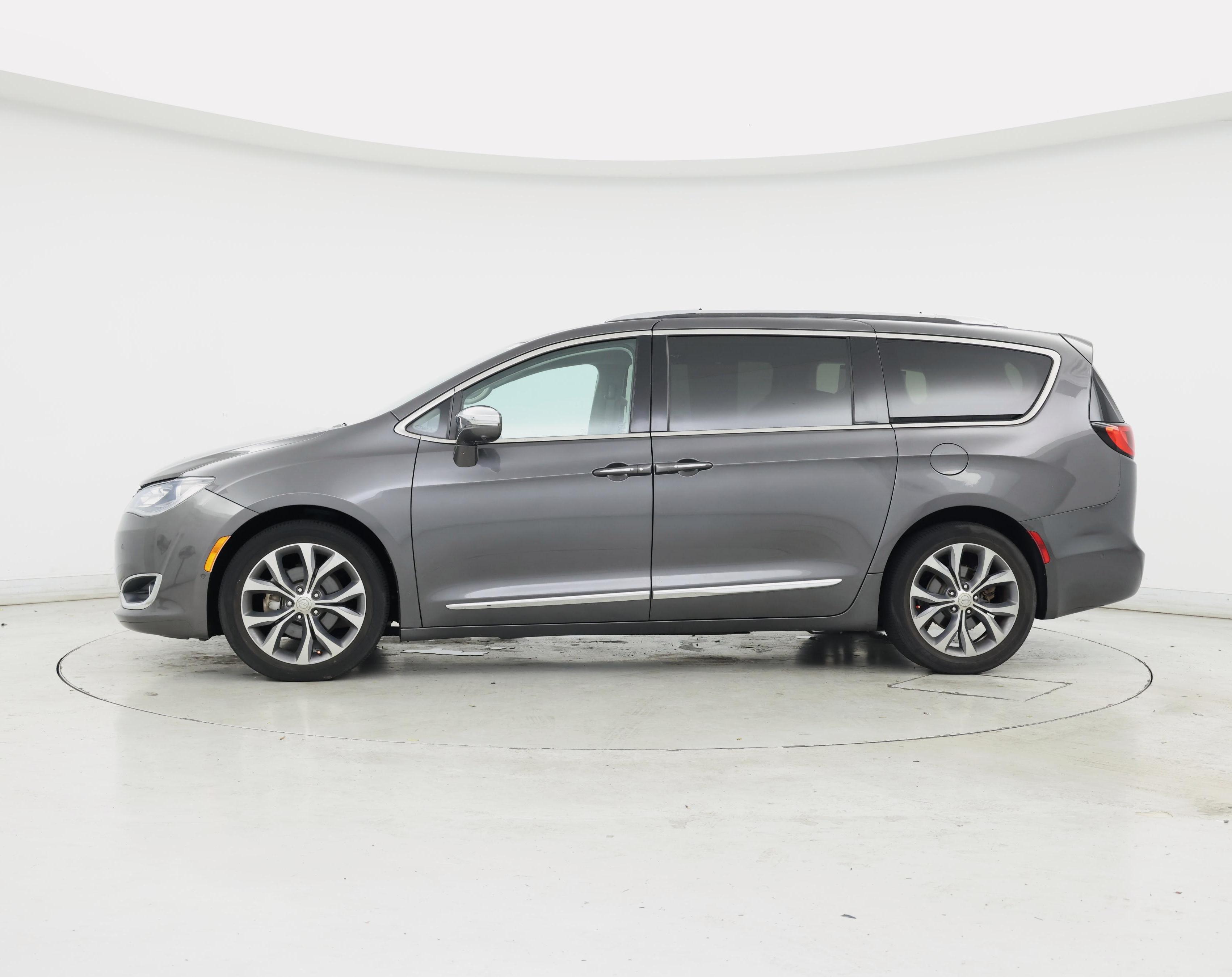 Thumbnail: 2017 Chrysler Pacifica - 3