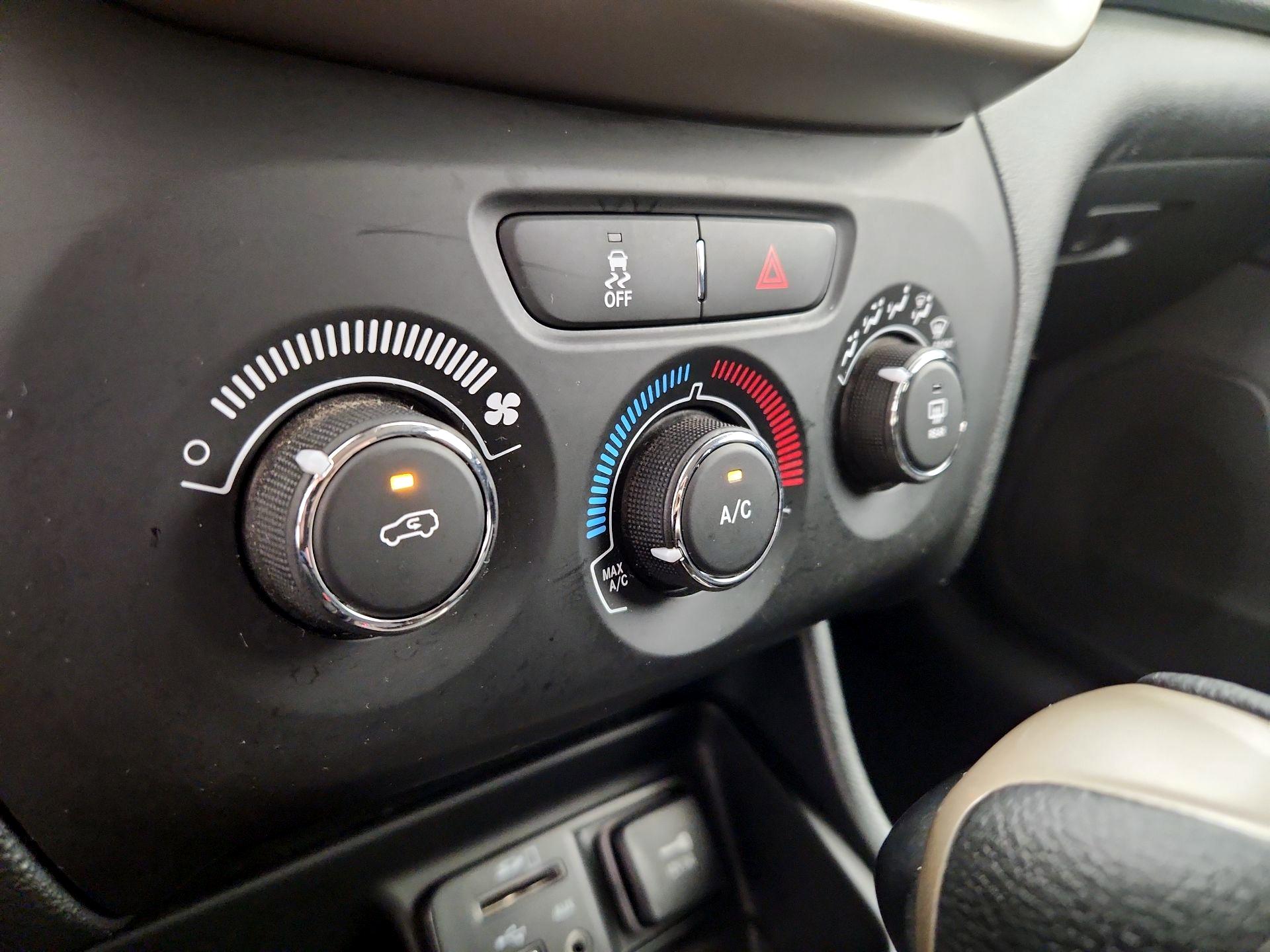 Thumbnail: 2015 Jeep Cherokee - 16