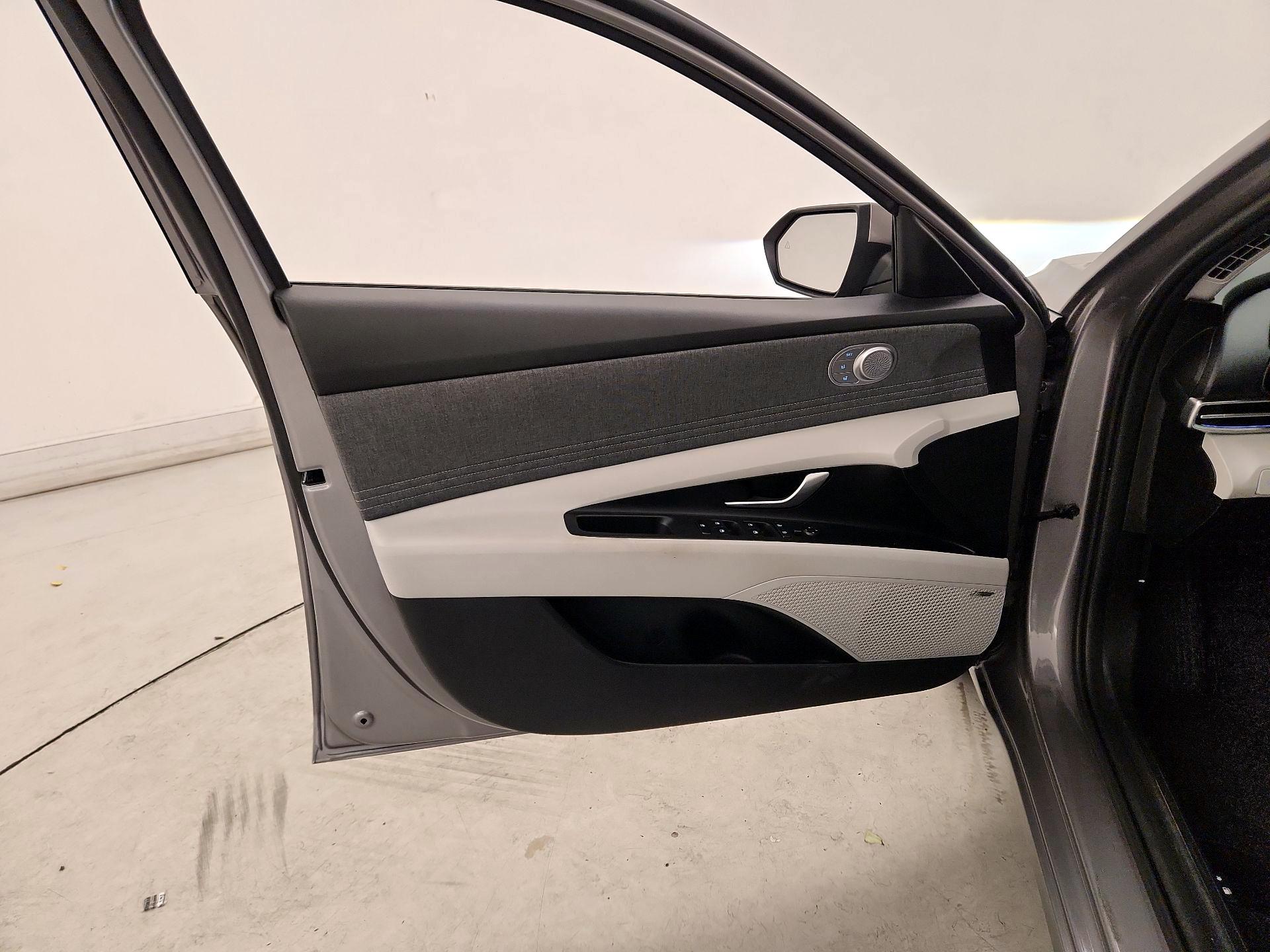 Thumbnail: 2022 Hyundai Elantra - 12