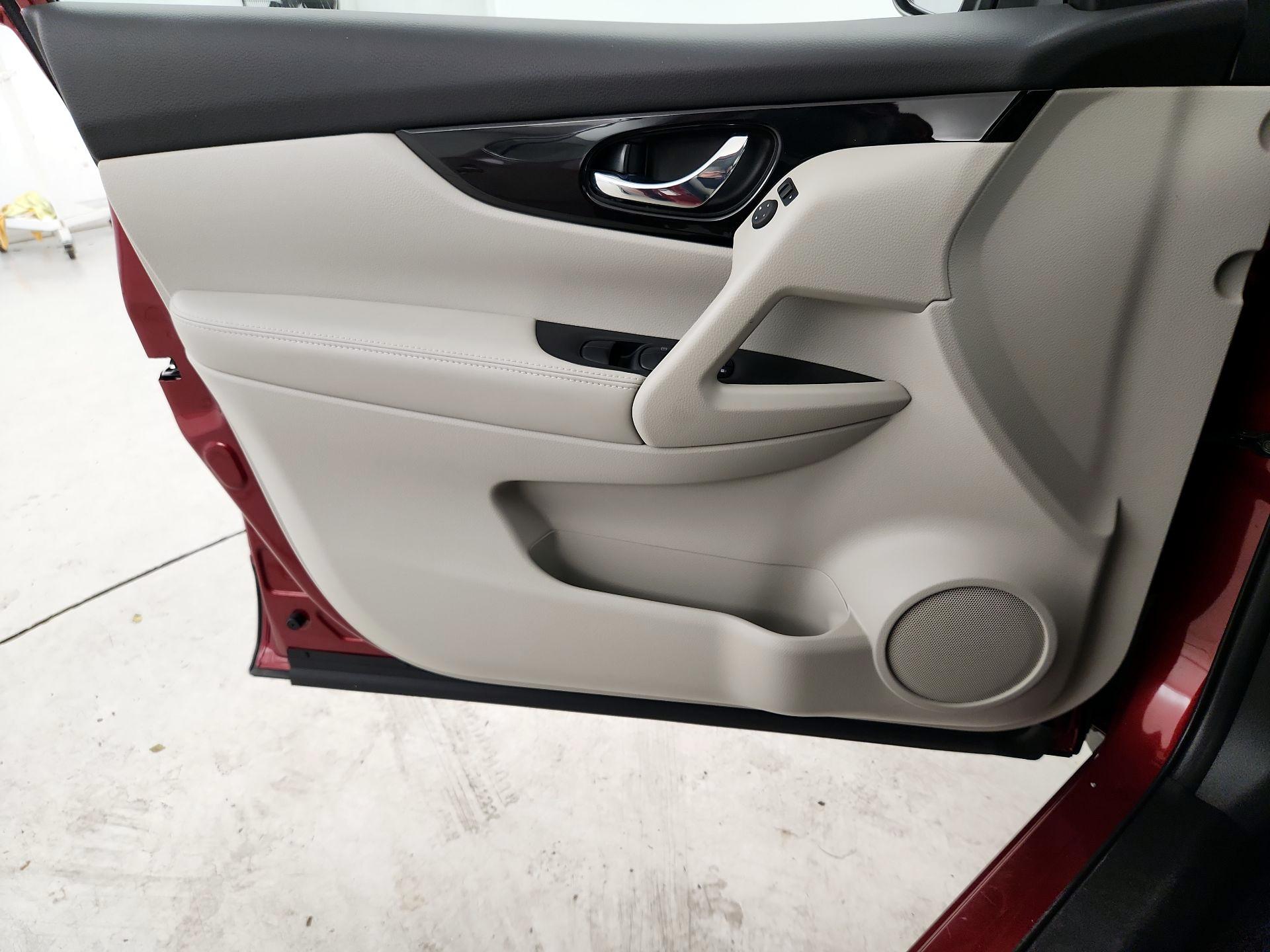 Thumbnail: 2022 Nissan Rogue Sport - 10