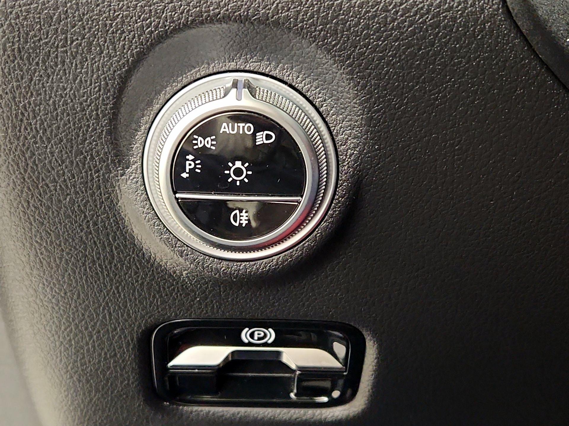 Thumbnail: 2023 Mercedes-Benz C-Class - 13