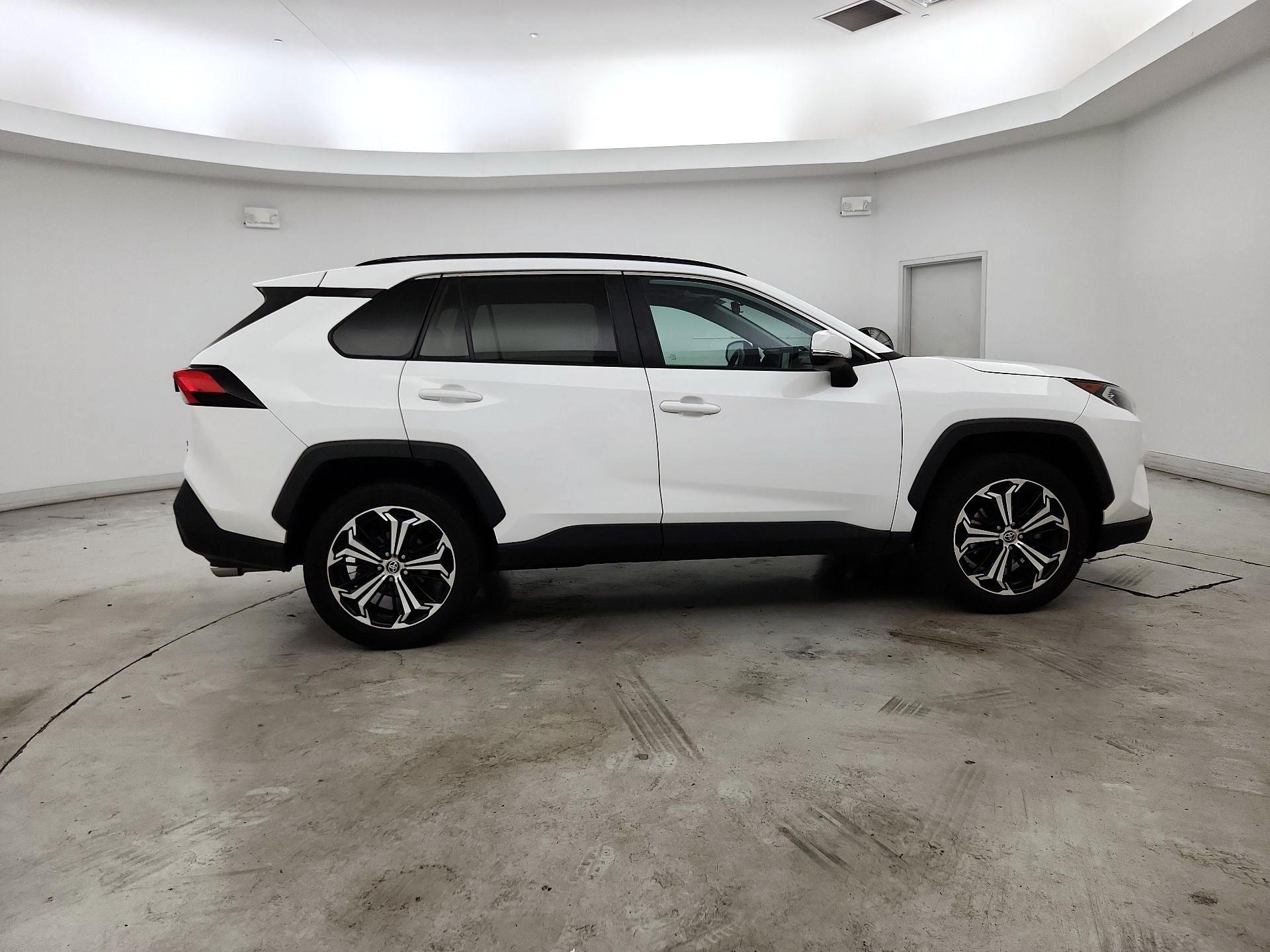 Thumbnail: 2021 Toyota RAV4 - 4